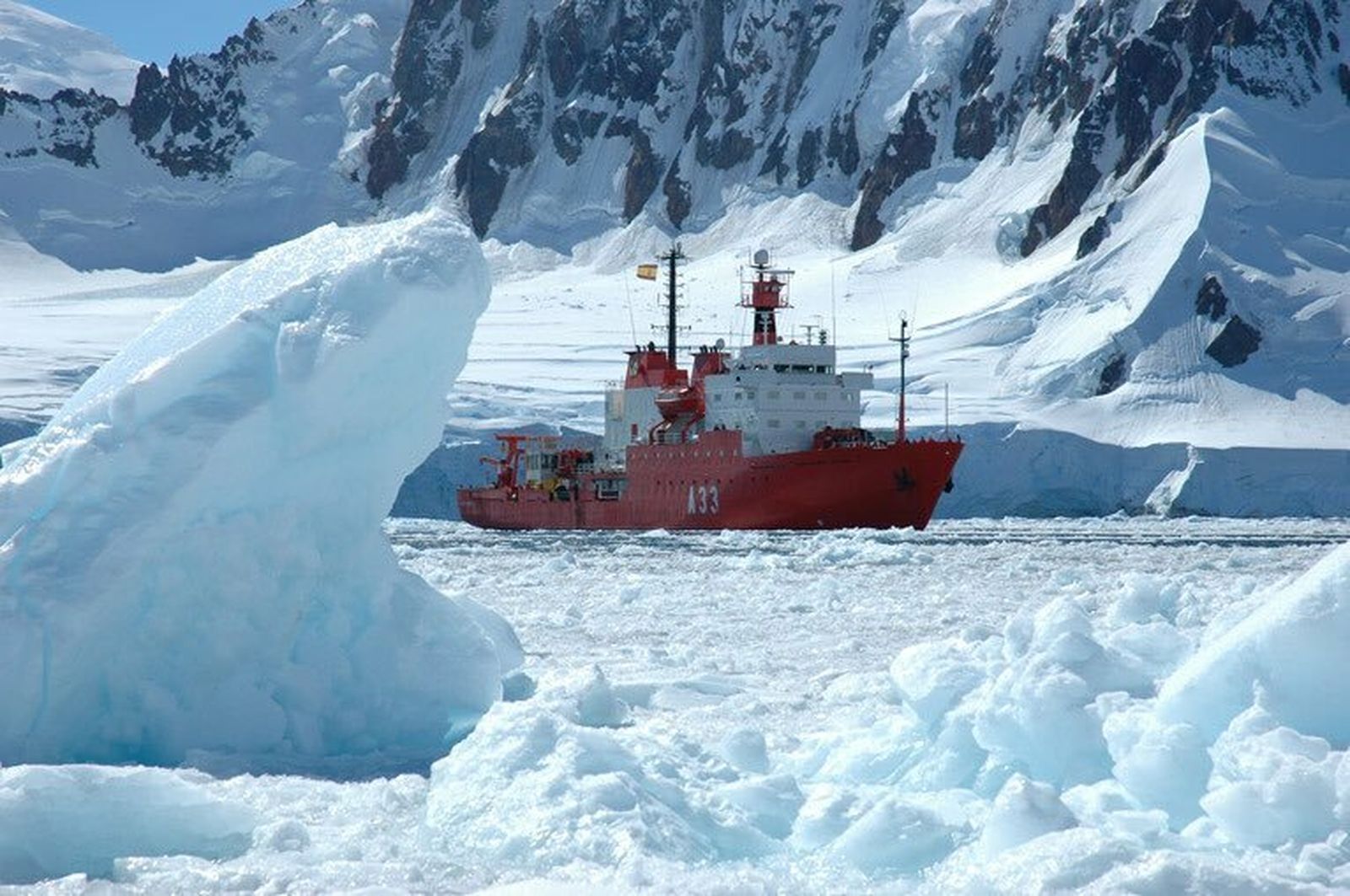 El 'Hespérides' atraviesa el hielo antártico.
