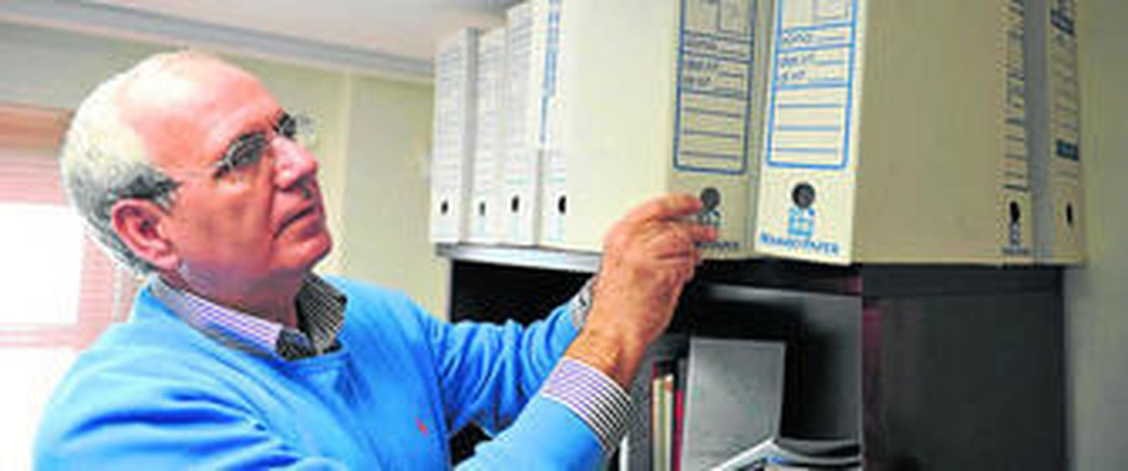 El investigador y archivero, Antonio J. López, en su despacho de la Universidad Pablo de Olavide.