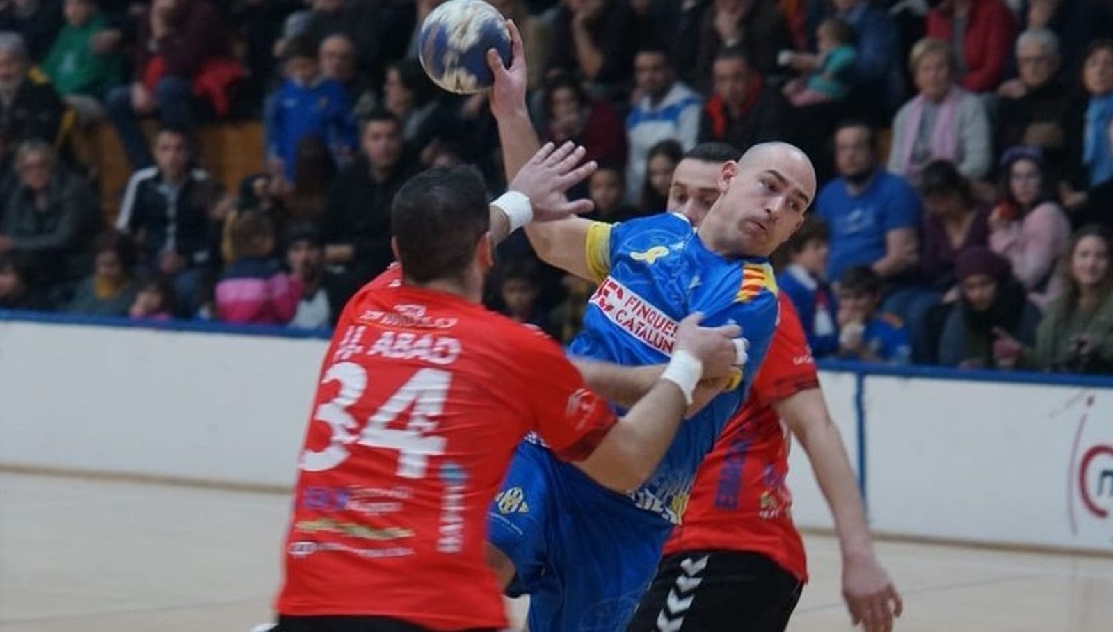 La defensa del Cajasur Córdoba BM intenta frenar a un jugador del Sarriá.