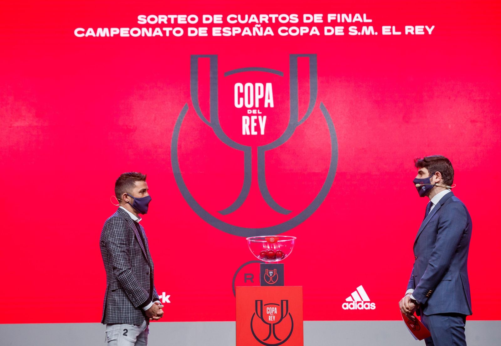 David Villa y el presentador del acto durante el sorteo.