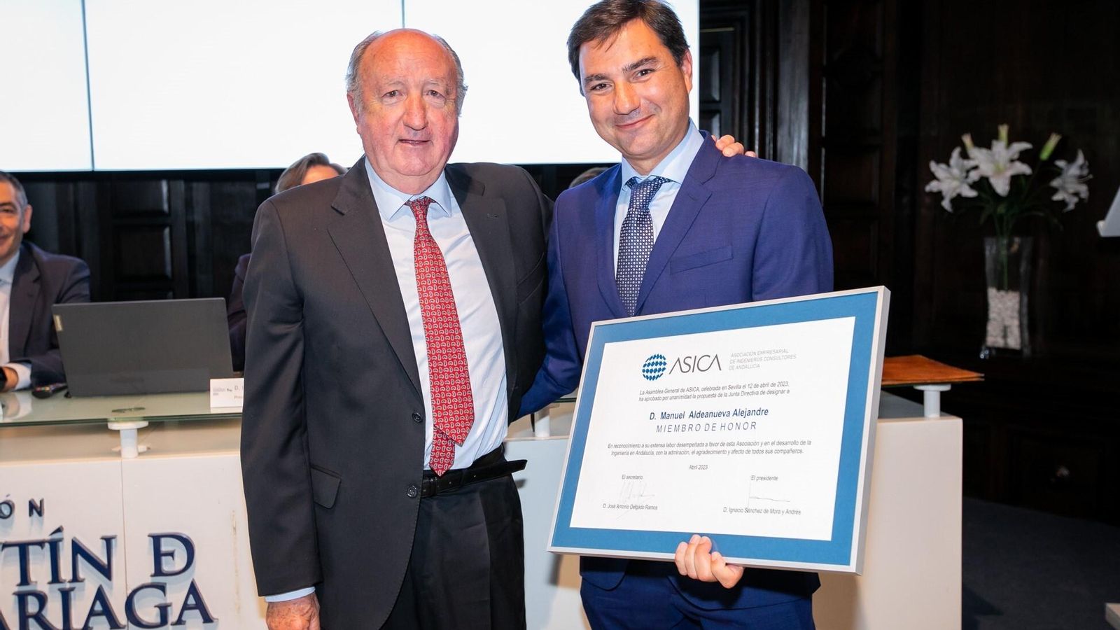 Manuel Aldeanueva López entrega a Manuel Aldeanueva Alejandre el diploma de honor.