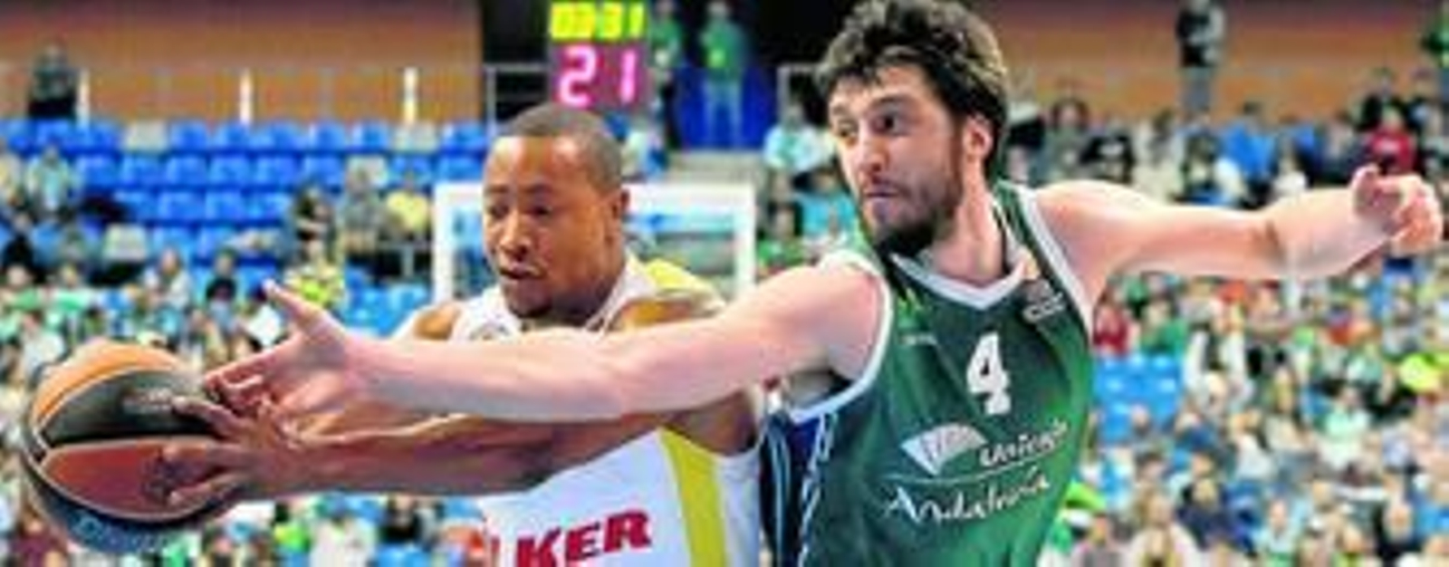 Stefan Markovic intenta arrebatarle un balón a Andrew Goudelock.