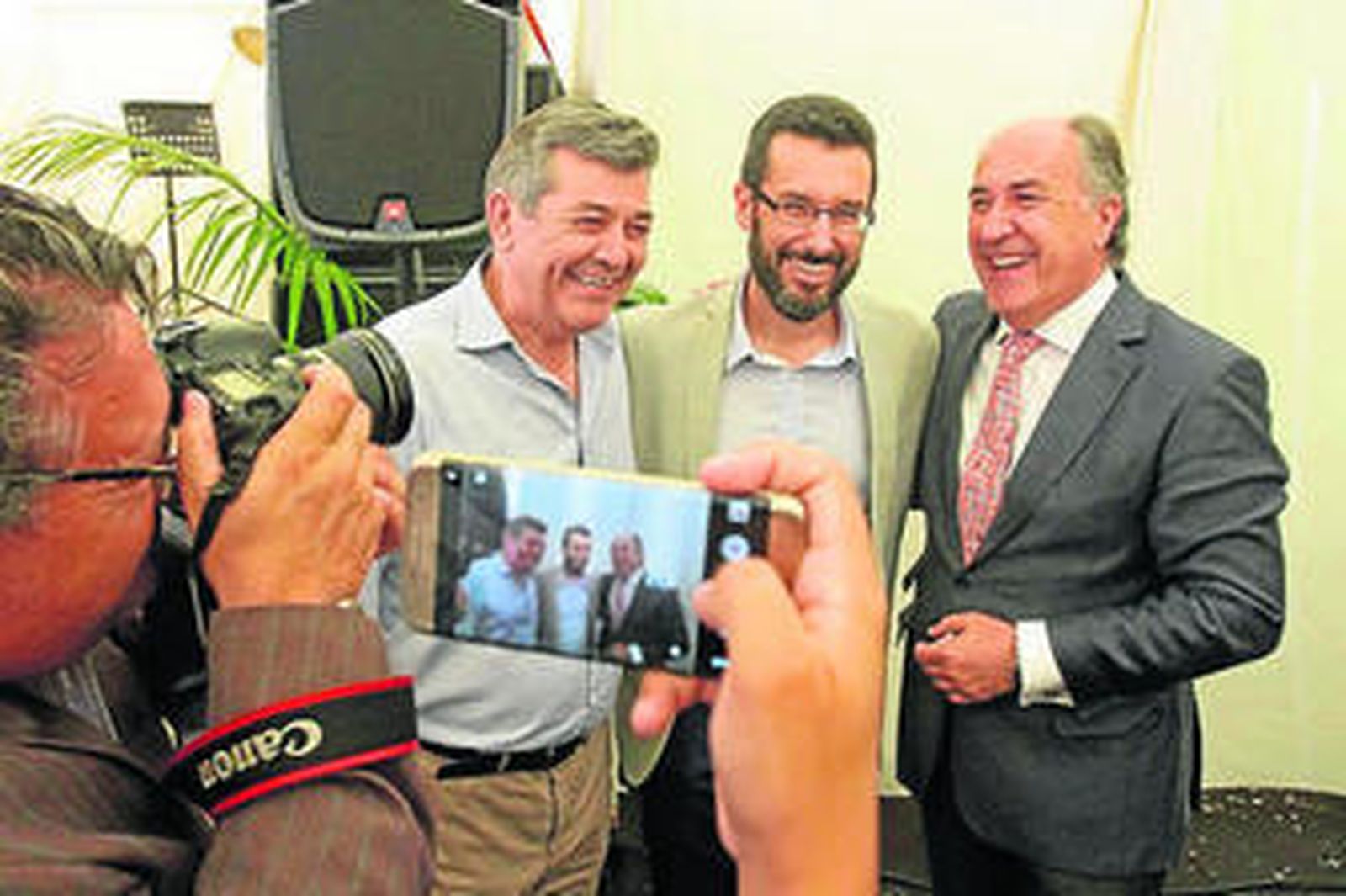 El alcalde, José Ignacio Landaluce, micrófono en mano, se dirige a los invitados en la caseta municipal, ayer.