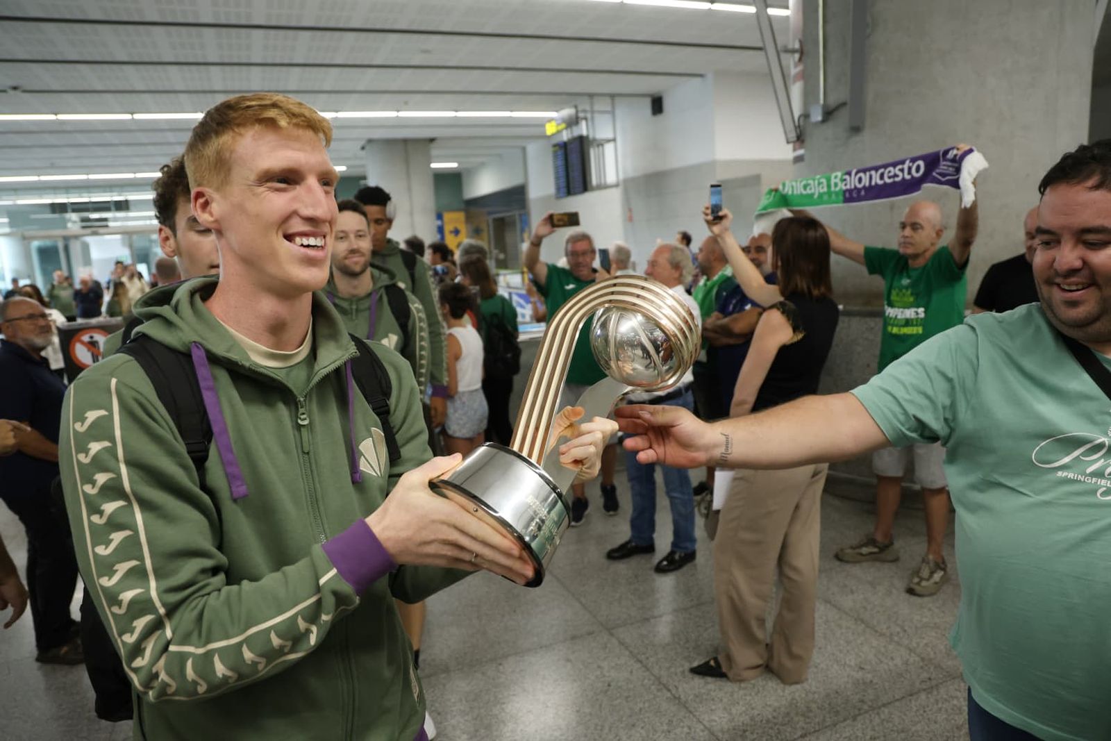 El Unicaja brinda la Copa Intercontinental con la afición