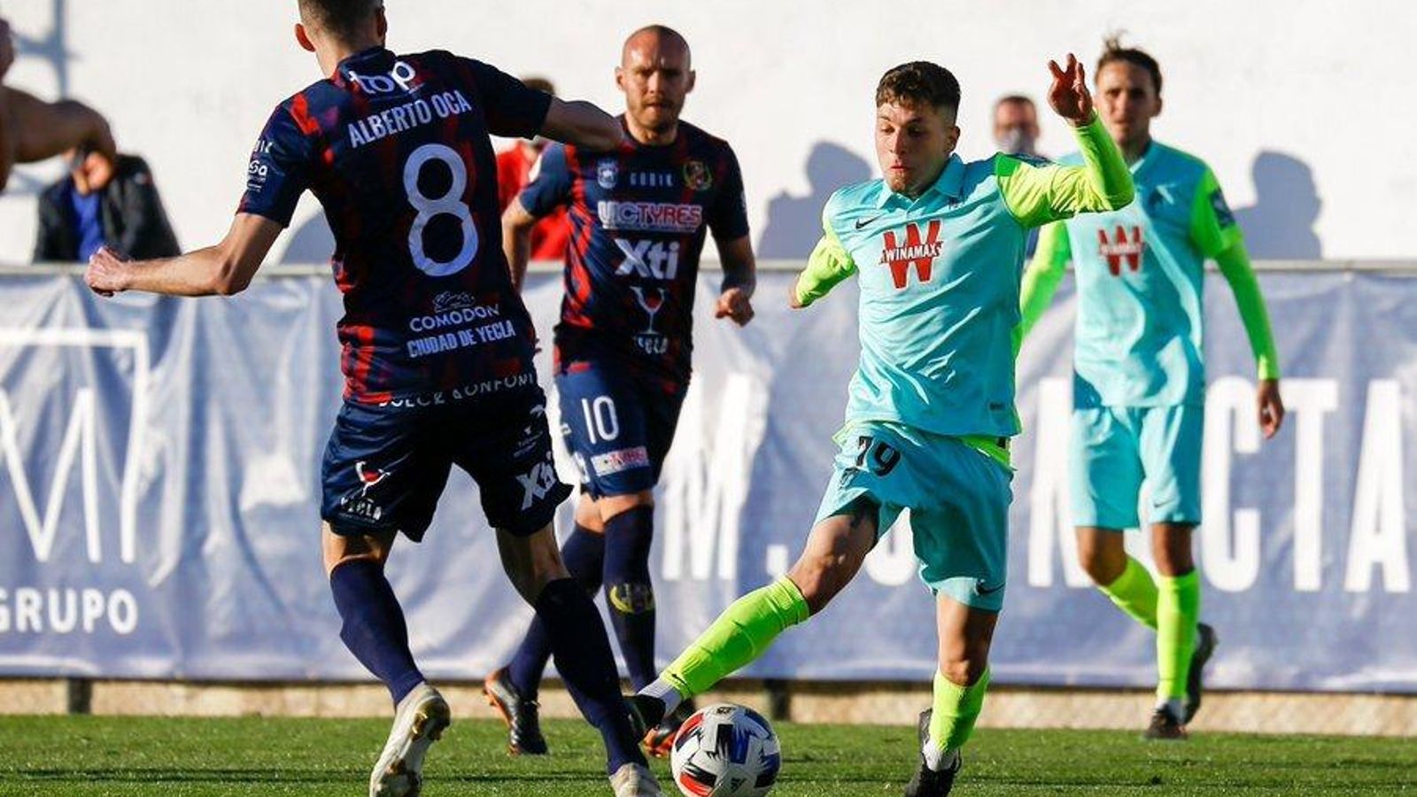 Aranda trata de recortar a Alberto Oca en el duelo disputado en Yecla.