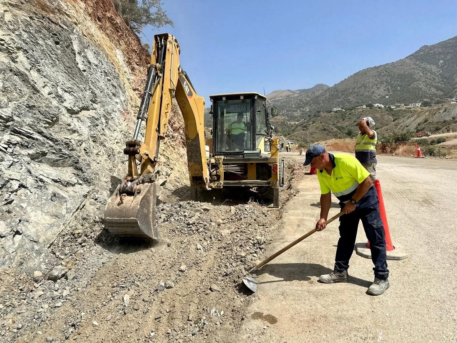 Varios operarios trabajan en las obras de conexión de Torreblanca con la AP-7. Varios operarios trabajan en las obras de conexión de Torreblanca con la AP-7.