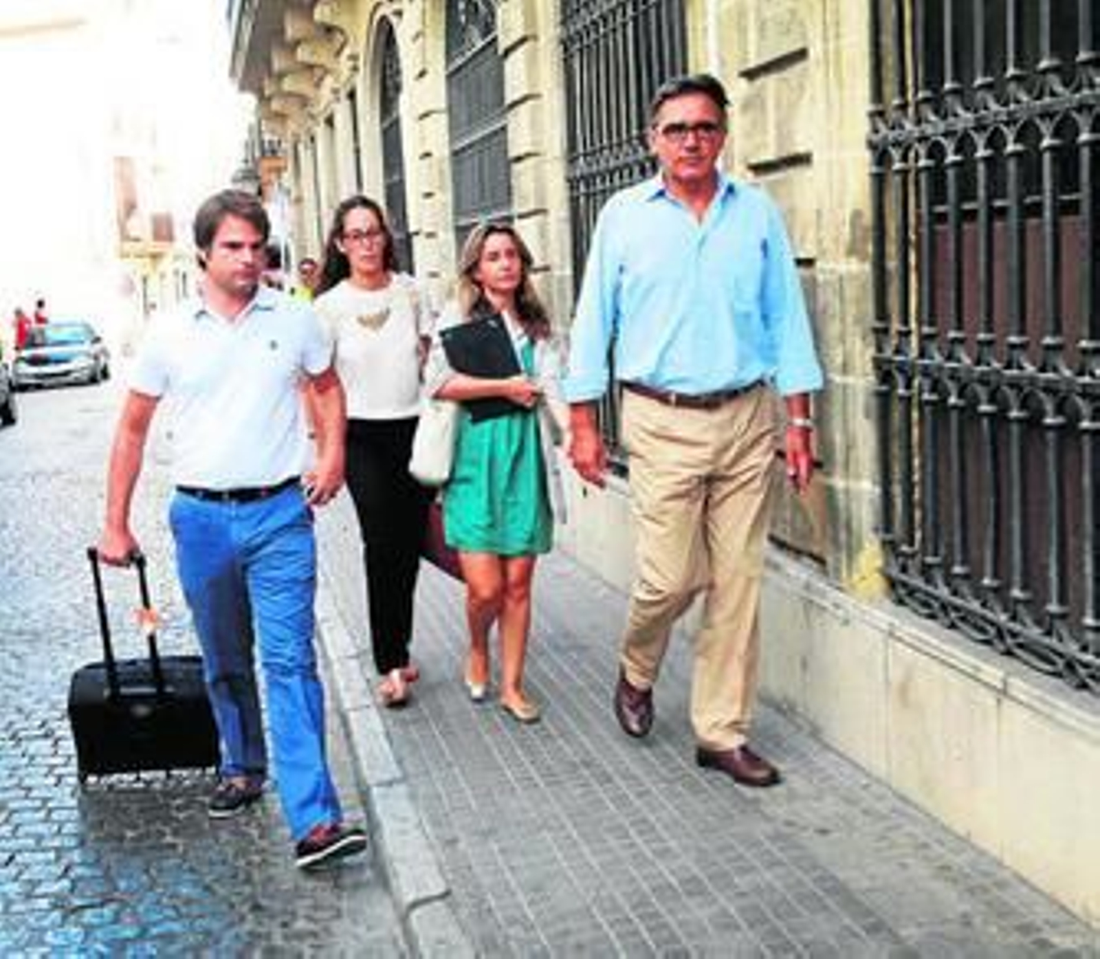 Durá, el pasado 30 de julio, a su llegada a una reunión del periodo de consultas junto a miembros de Deloitte. Durá, el pasado 30 de julio, a su llegada a una reunión del periodo de consultas junto a miembros de Deloitte.