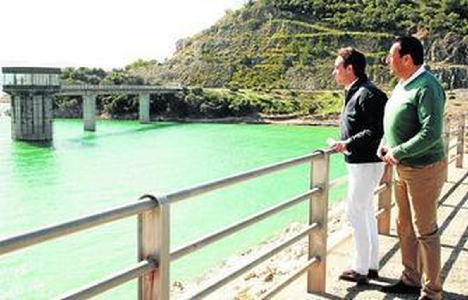 El secretario general del PP de Cádiz y presidente del Consorcio de Aguas de la Zona Gaditana y el diputado autonómico del PP, ayer en el embalse de Guadalcacín.