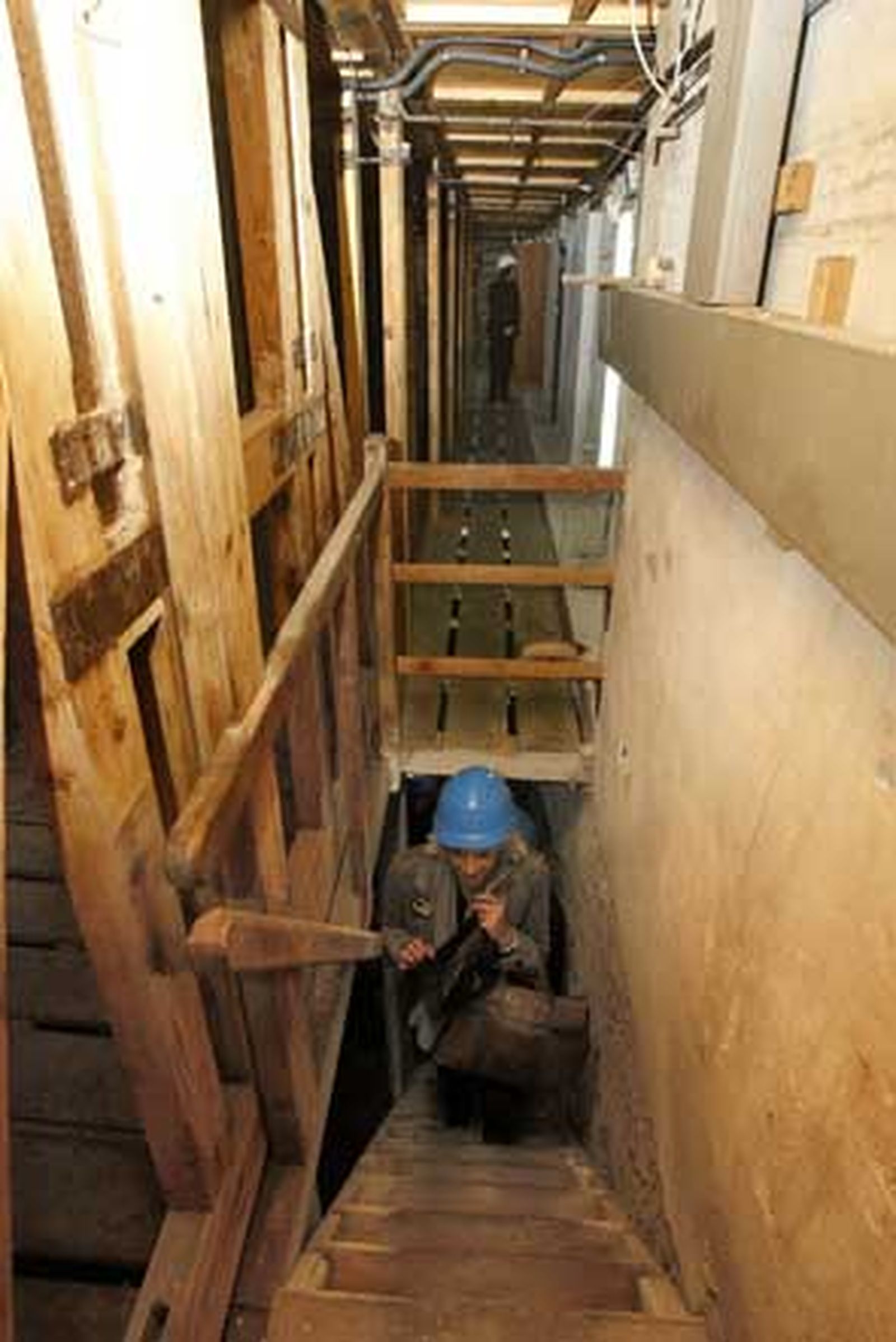 Teófila Martínez asciende desde el contrafoso al foso del Falla.

Foto: Jose Braza