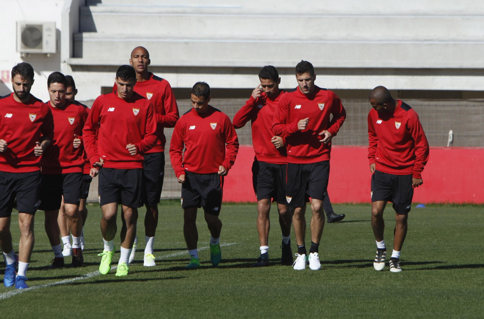 N'Zonzi cierra un grupo de jugadores en el inicio del calentamiento.