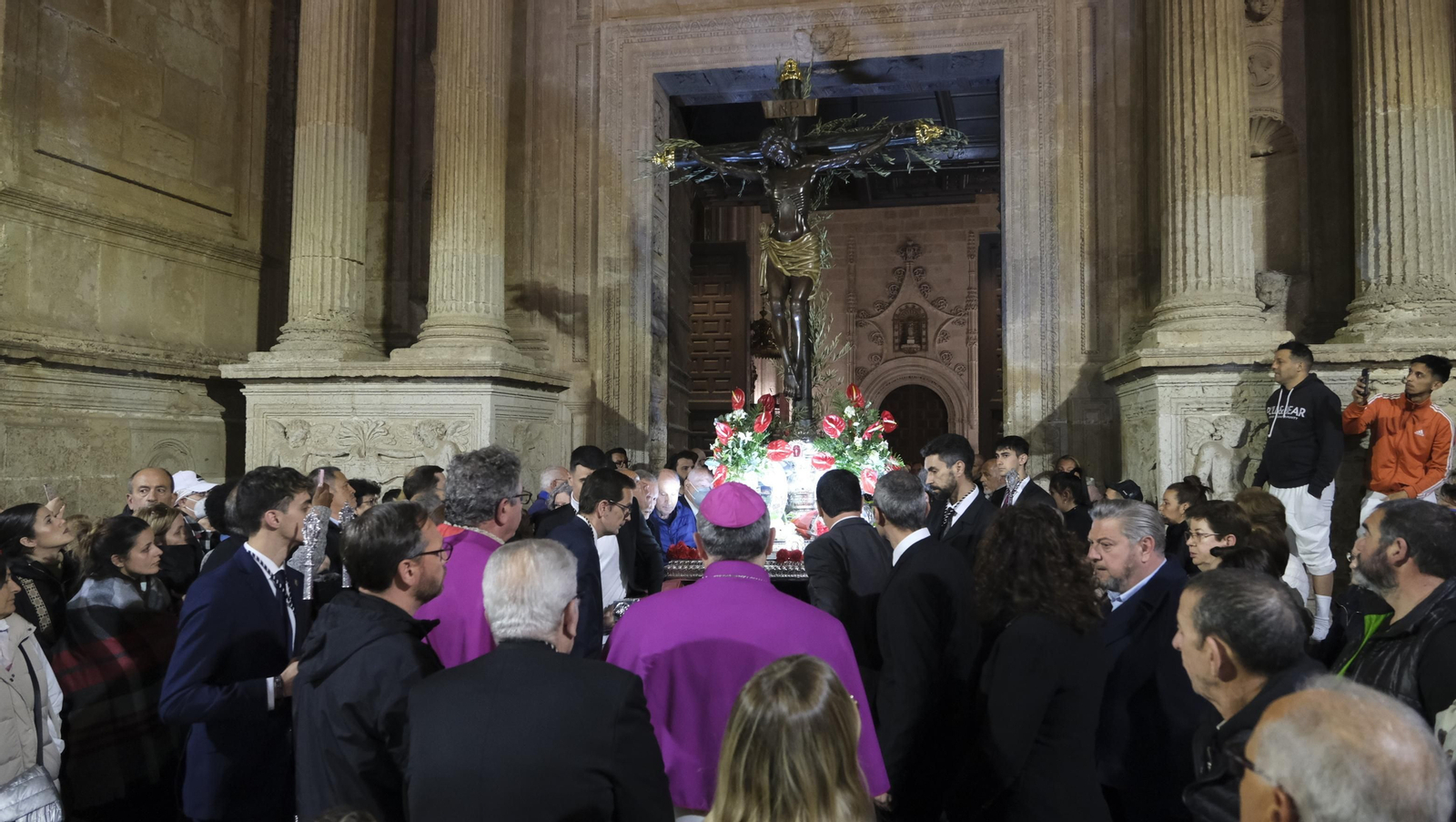 Procesión del Vía Crucis-Cristo de la Escucha en Almería, en imágenes