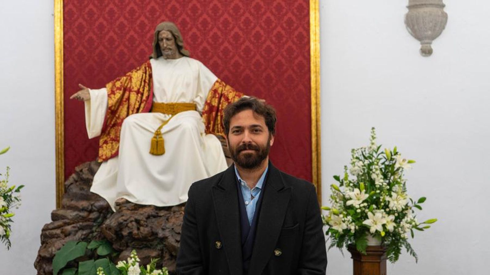 Manuel Martín posa ante el Cristo de la vida eterna.