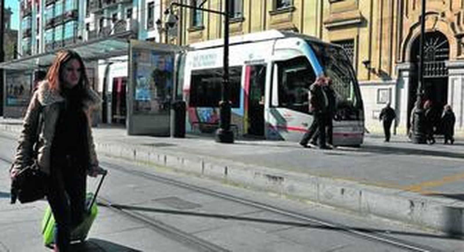 El Metrocentro a su paso por la oficina central de Correos.