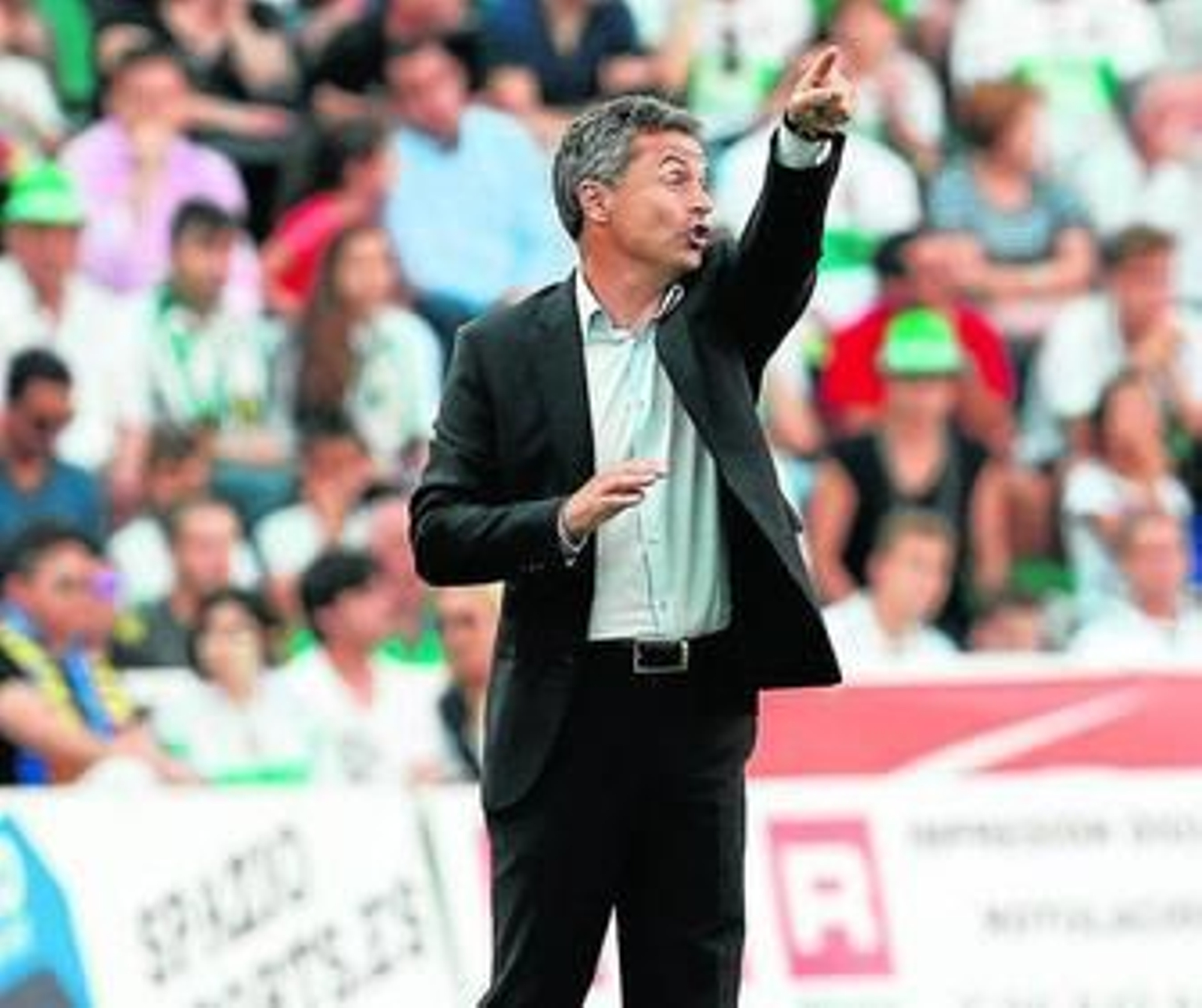 Fran Escribá da instrucciones a sus futbolistas durante un encuentro de Liga.