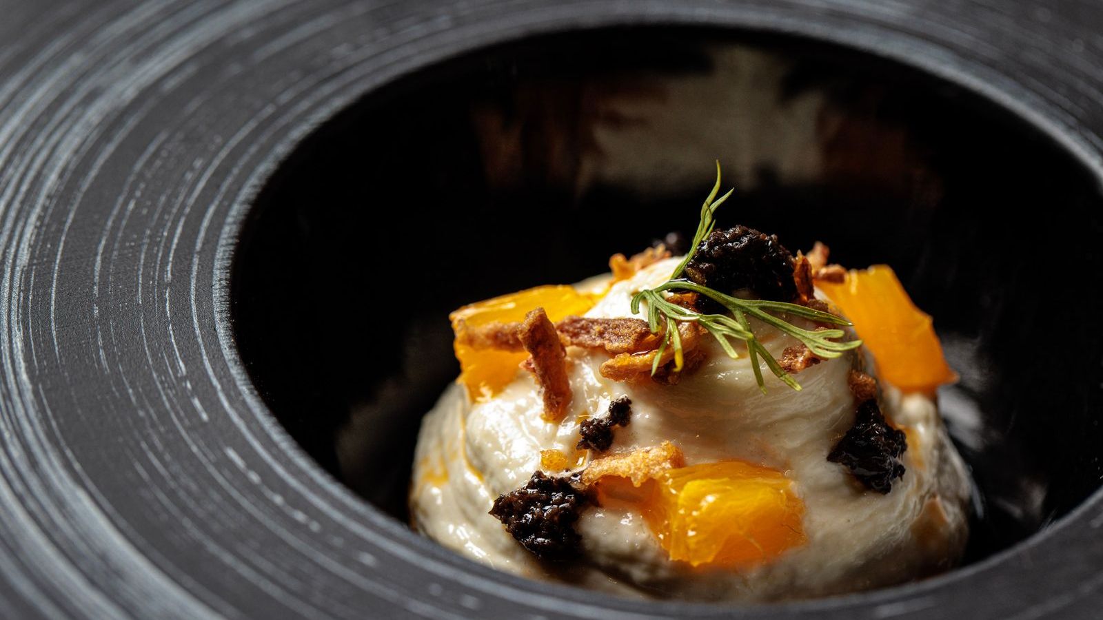 La brandada de bacalao, aceitunas negras y naranja.