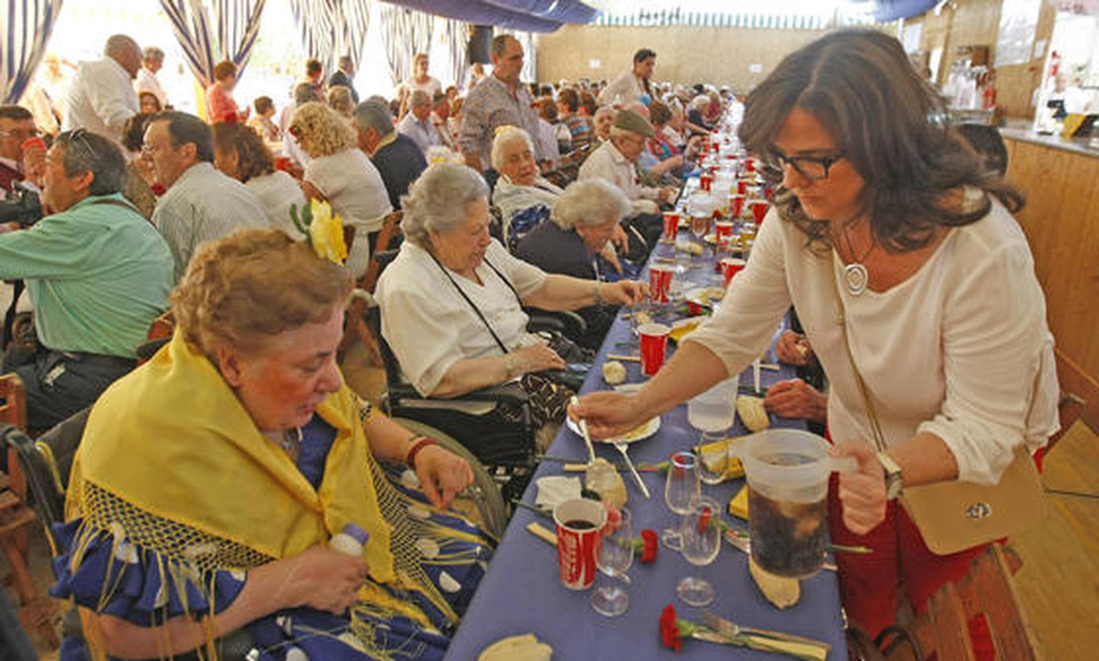 Almuerzo. El ambiente en la caseta fue el de las grandes citas.

Foto: Pascual