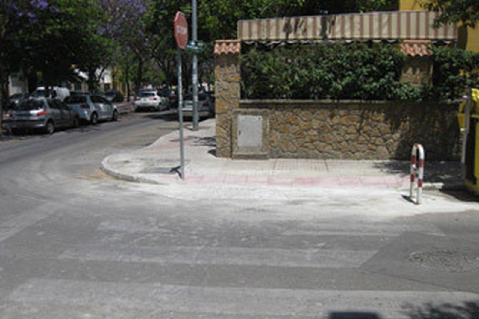 Uno de los rebajes de acerado llevados a cabo en la barriada Olivar de Rivero.