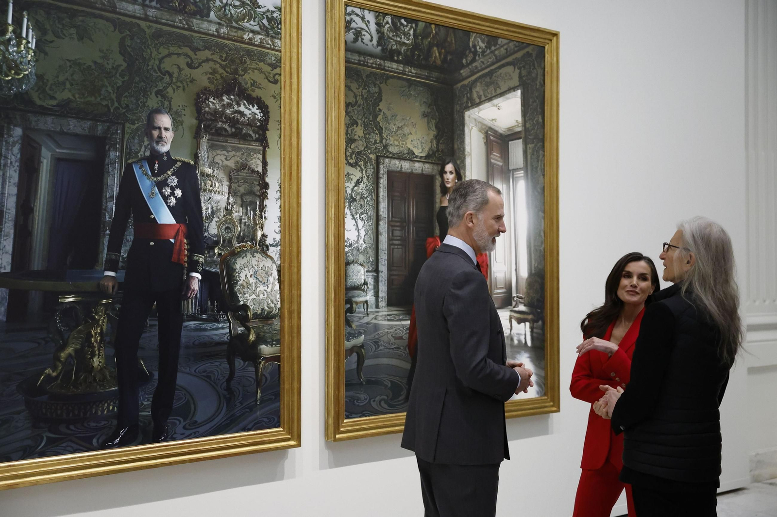 Las fotos de la visita de los Reyes a la exposición con los retratos de Annie Leibovitz