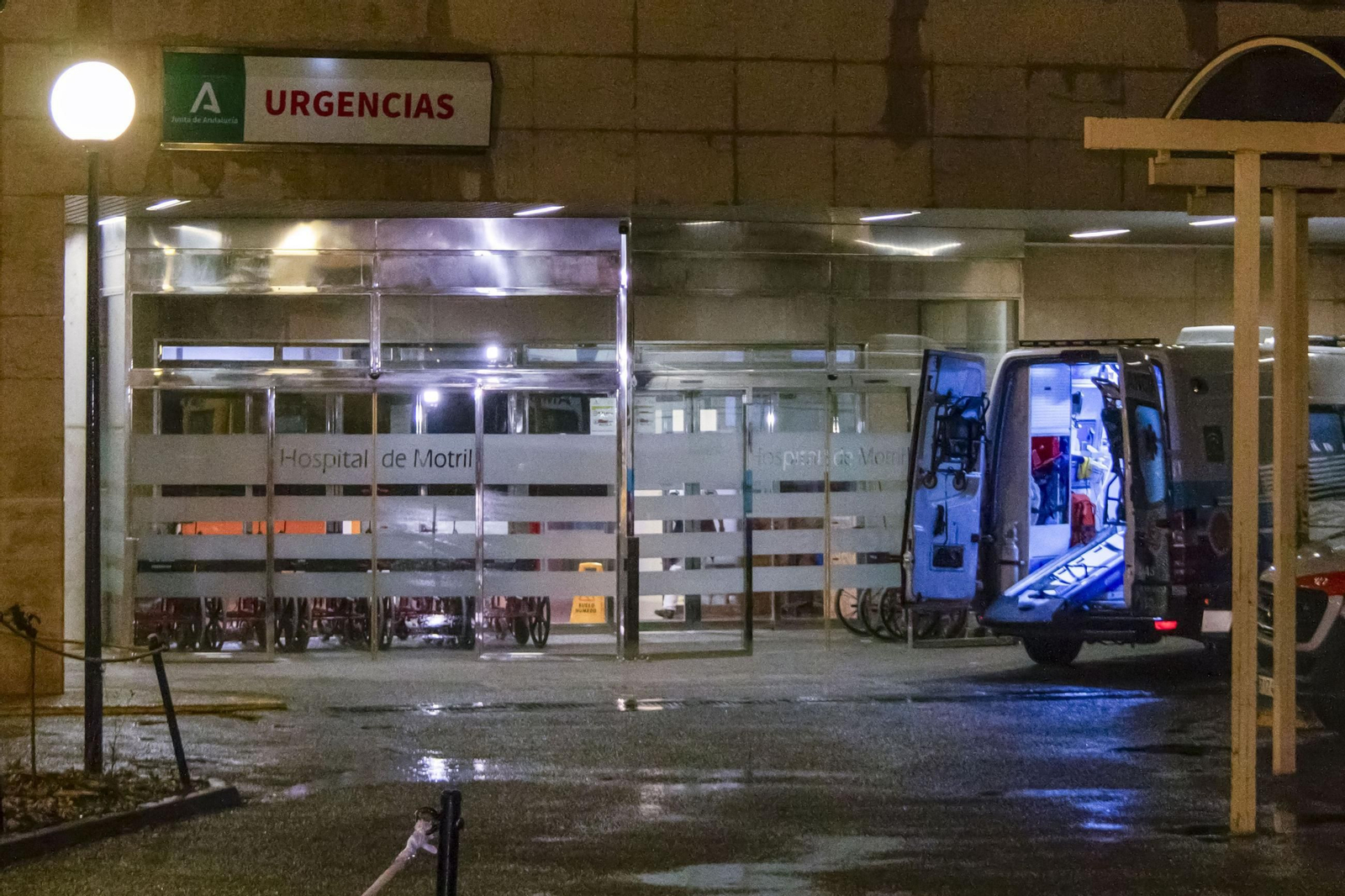 Puerta de las urgencias del Hospital de Motril