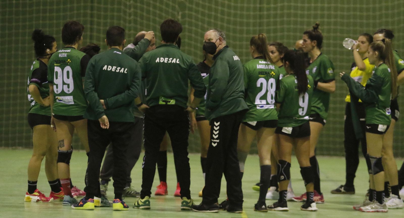 Las jugadoras del Adesal atienden a las indicaciones de su técnico en un tiempo muerto.