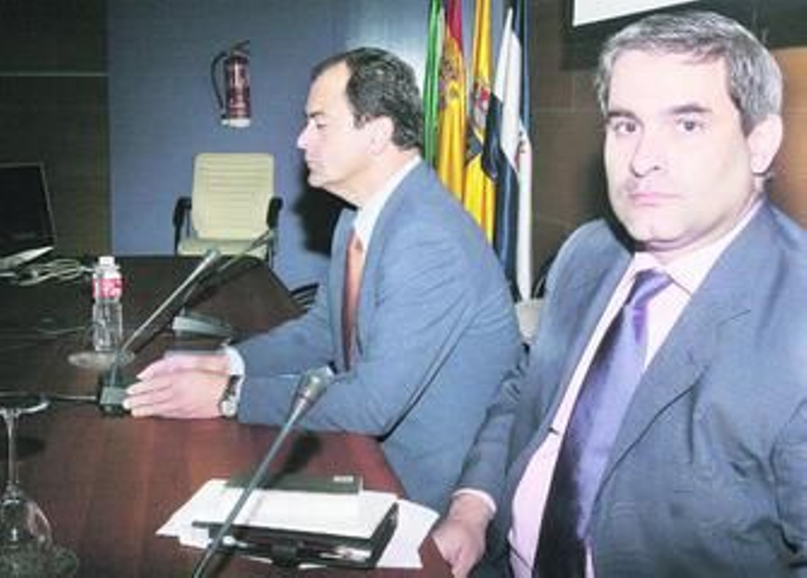 Cisneros (d.), durante una intervención en el campus de Jerez.