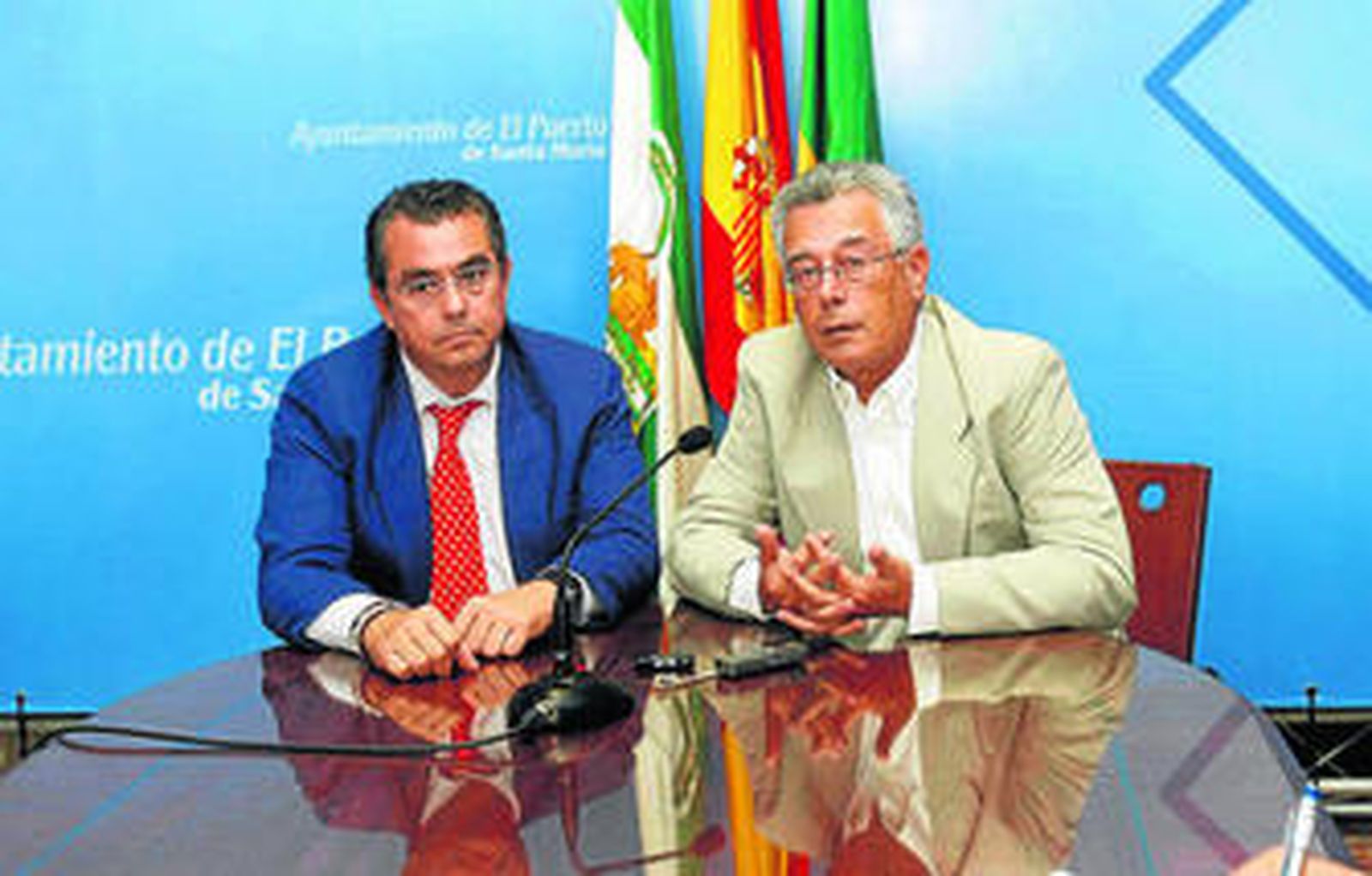 El representante de la empresa Futuna Blue, Miguel Llerena, ayer con el alcalde de El Puerto.