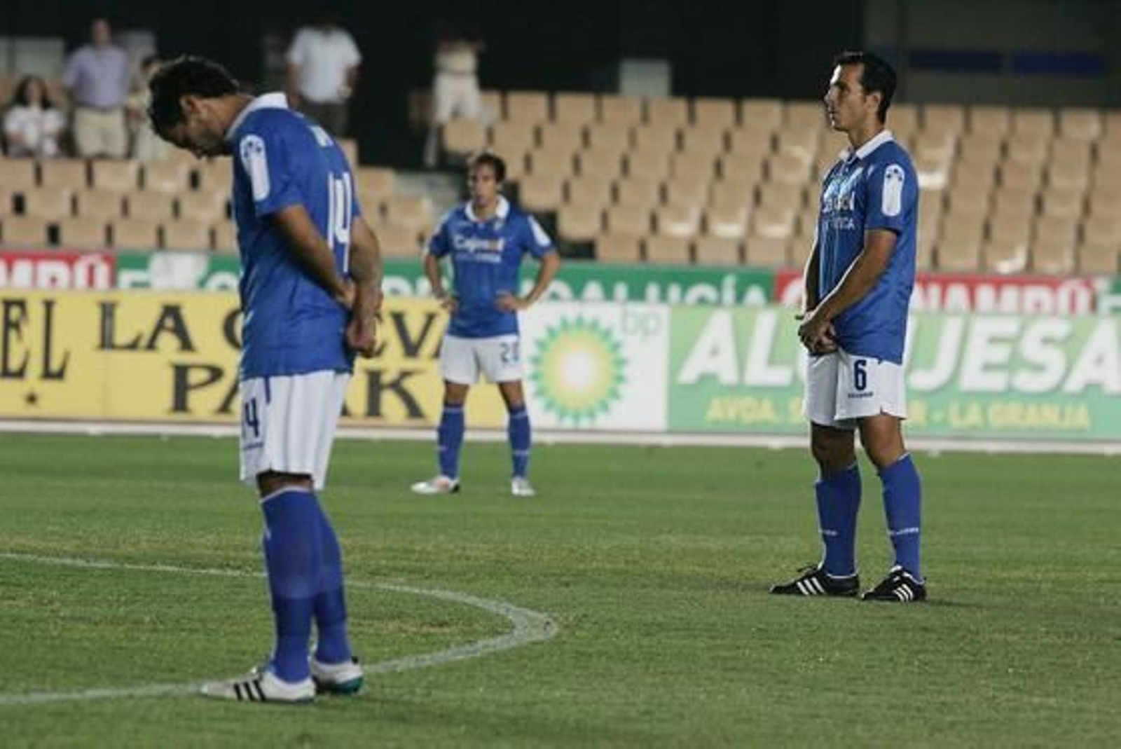 Capi, Cámara y Bruno Herrero, durante el minuto de silencio en memoria de Chus Pereda, ex entrenador del Deportivo

Foto: Pascual