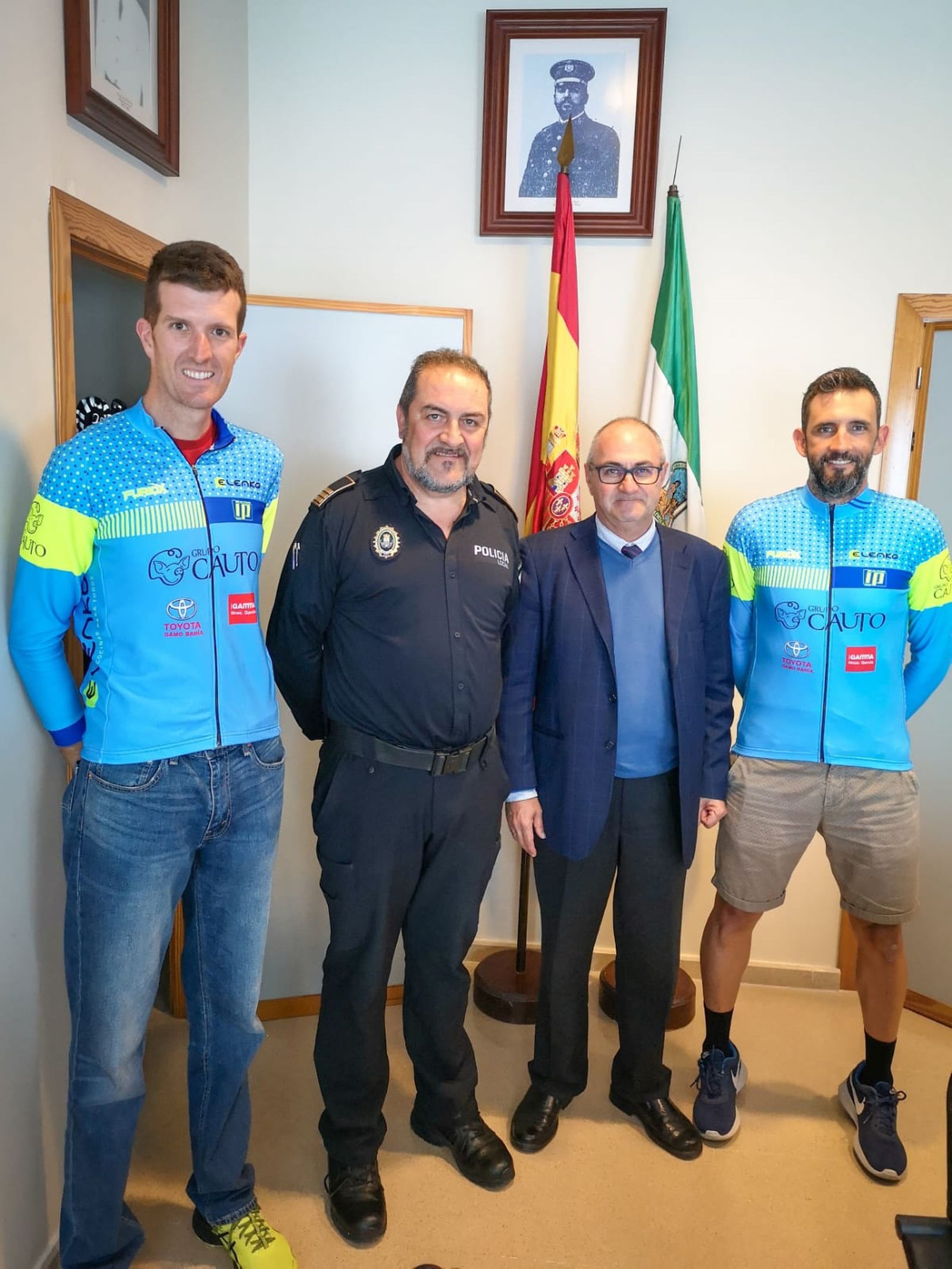 Dos policías locales de San Fernando que participan en la Andalucía Bike Race junto al concejal Ignacio Bermejo y uno de los mandos de la Jefatura.