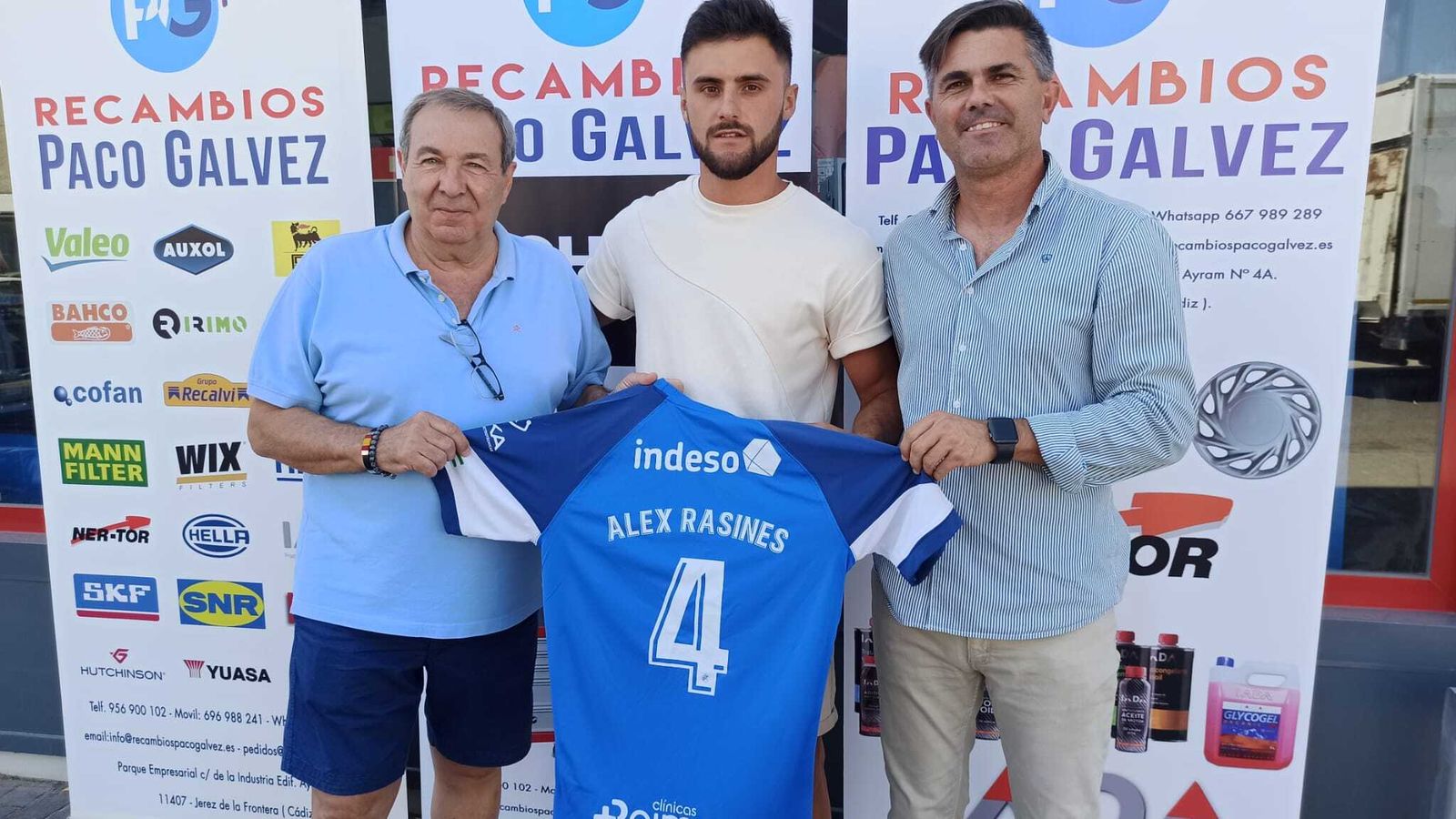 El futbolista, en la imagen junto a Paco Gálvez y Juan Carlos Ramírez, ha elegido el dorsal número 4.