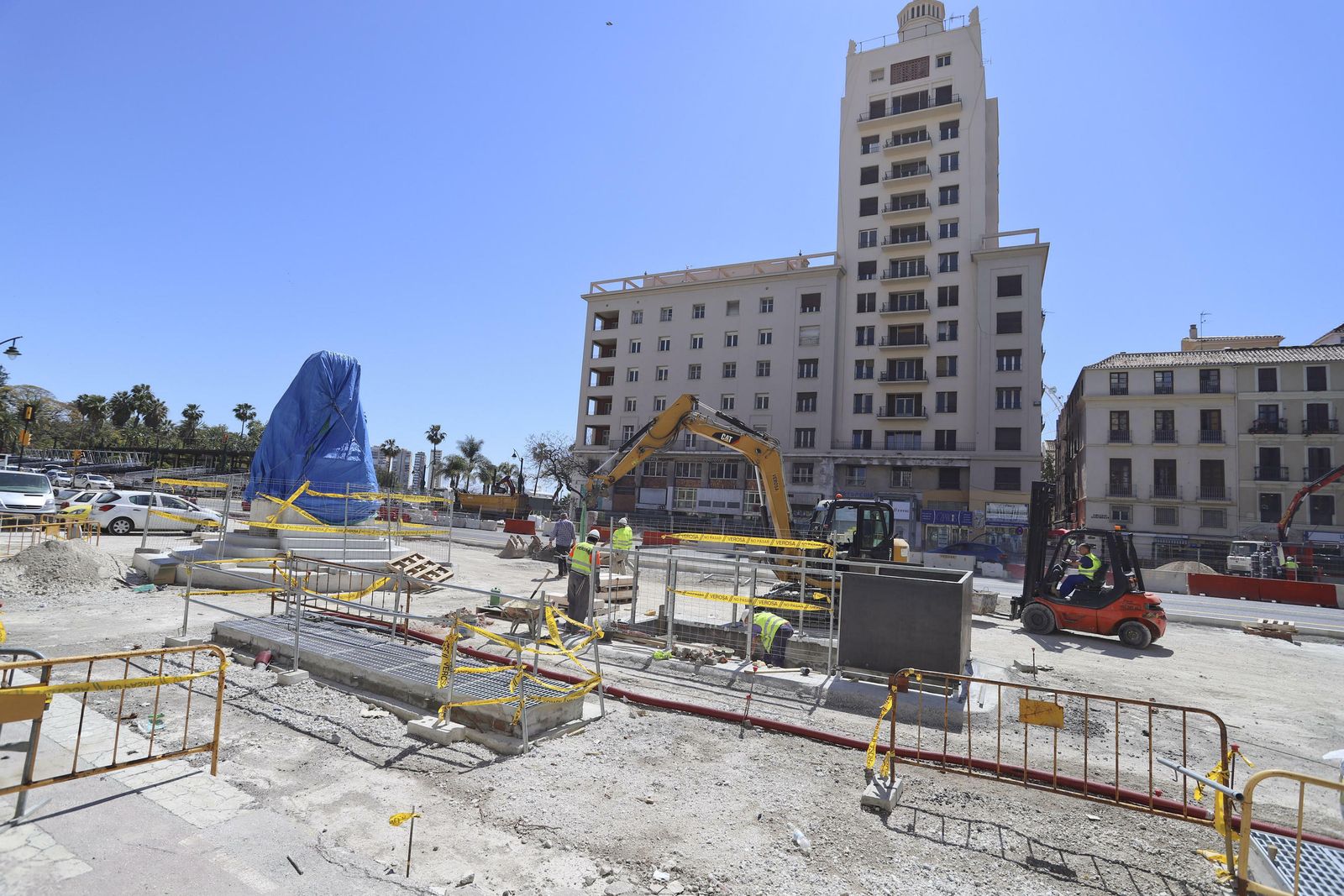 Obreros trabajan junto a la peana donde será colocada la estatua del Marqués de Larios.