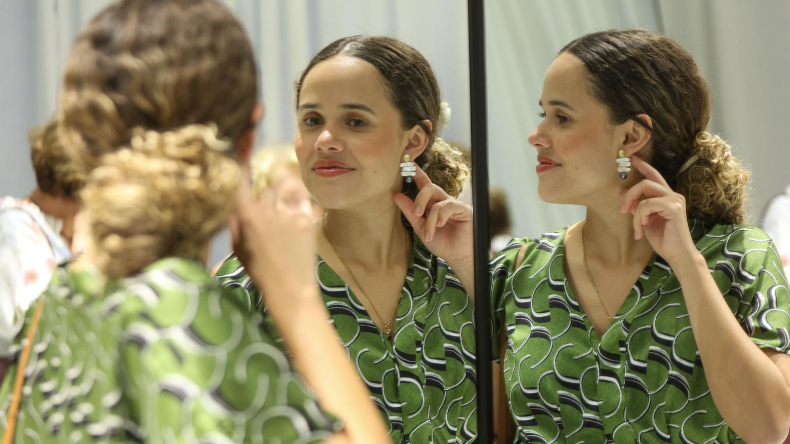 Una joven se prueba unos pendientes de la firma de joyas Pepe Alba.