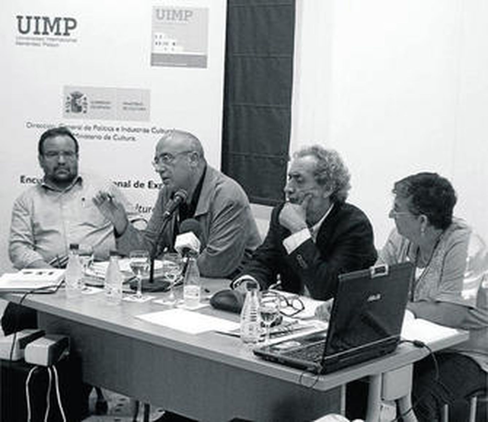 La presidenta de ADIM, Margarita Pintos, a la derecha, junto a otros conferenciantes.