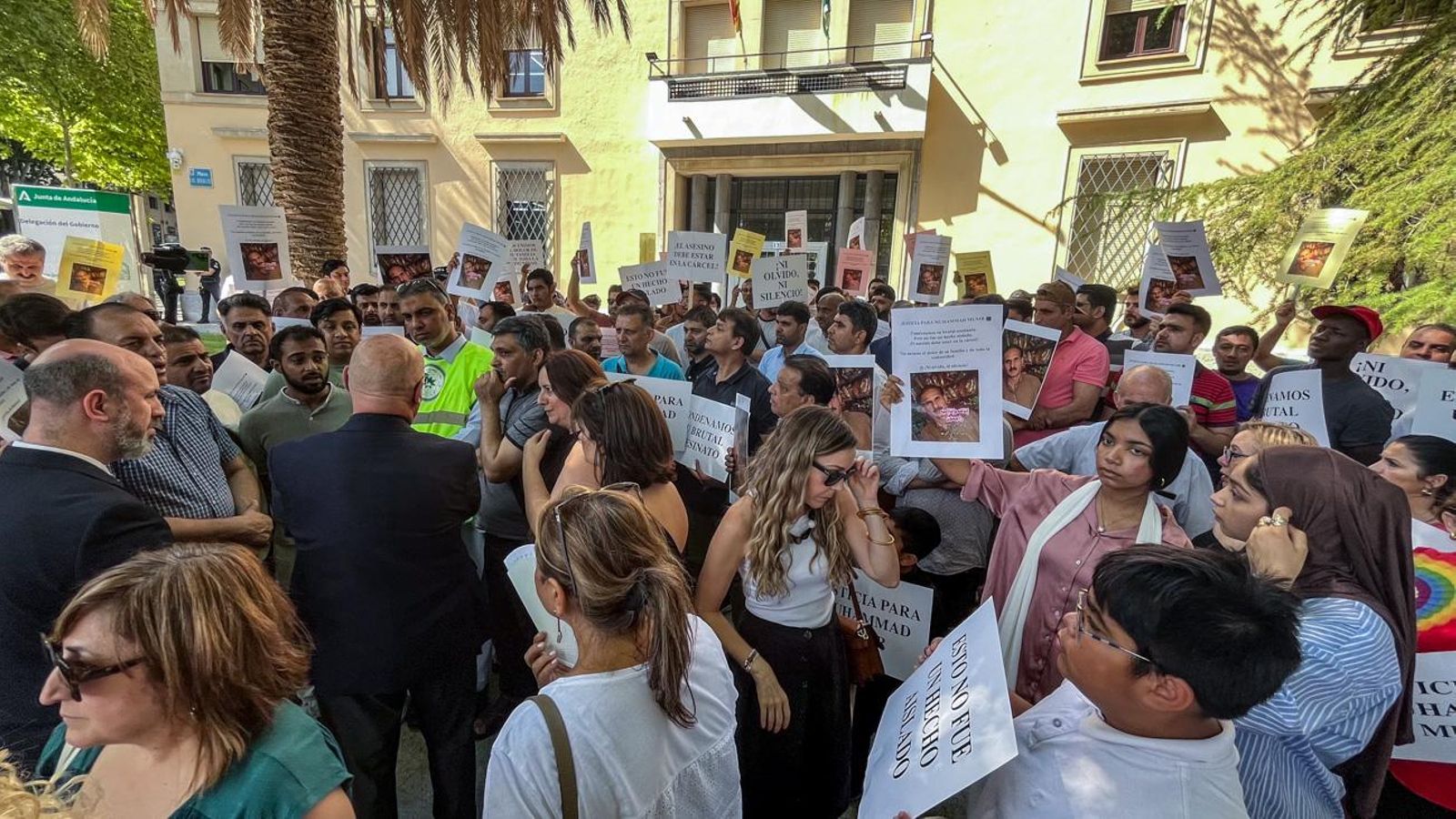 Concentración en Jaén convocada por la Asociación de Hermanos Pakistaníes por el asesinato del comerciante del barrio de La Magdalena Concentración en Jaén convocada por la Asociación de Hermanos Pakistaníes por el asesinato del comerciante del barrio de La Magdalena