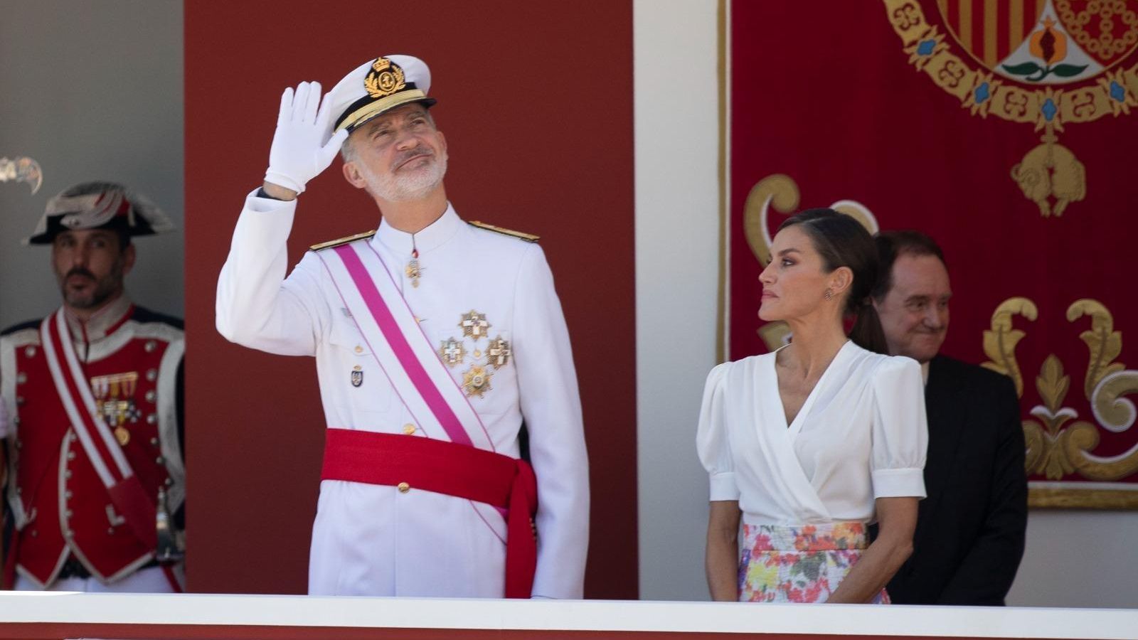 Felipe VI saluda a los vecinos de Gonzalo Gallas que le alababan