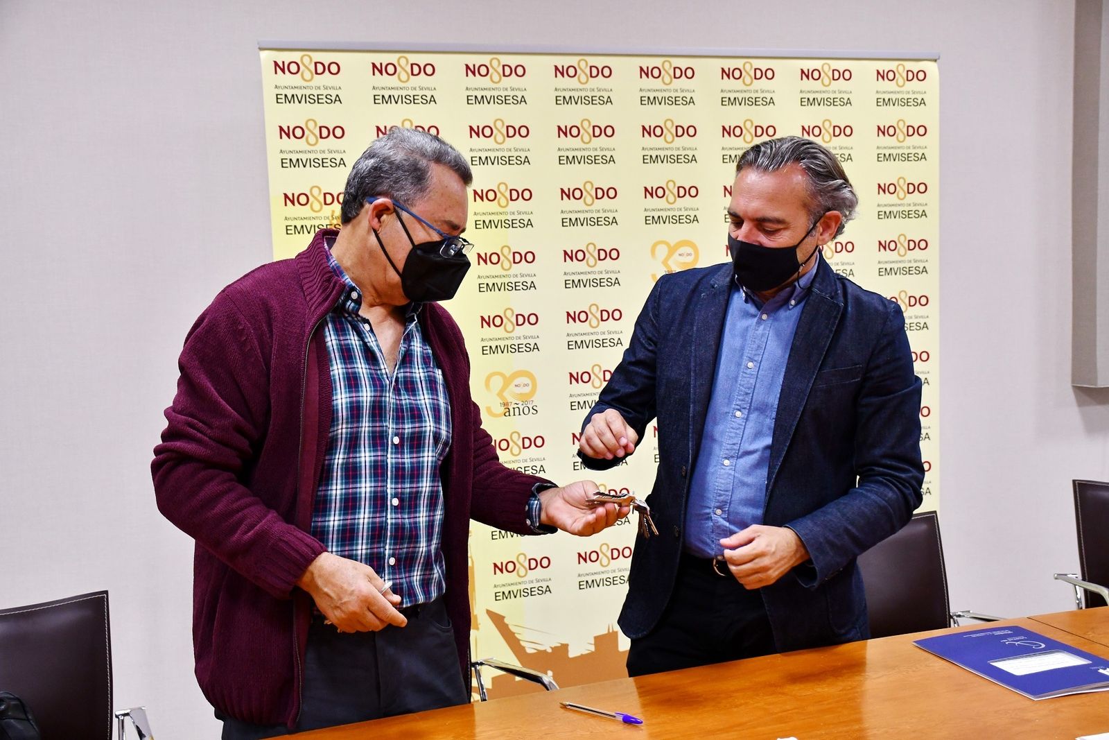 El gerente Felipe Castro recibe la llave de una de las viviendas vacías compradas para alquiler.