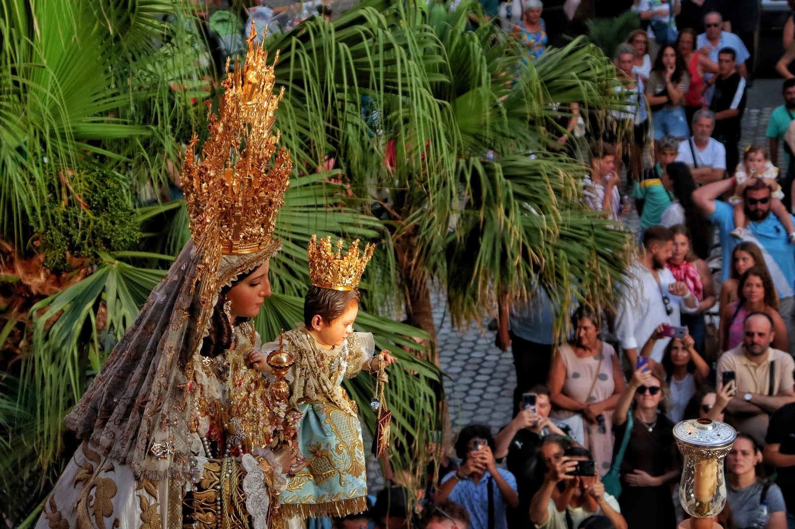 Embarque y procesión de la Virgen del Carmen del Perchel, en fotos