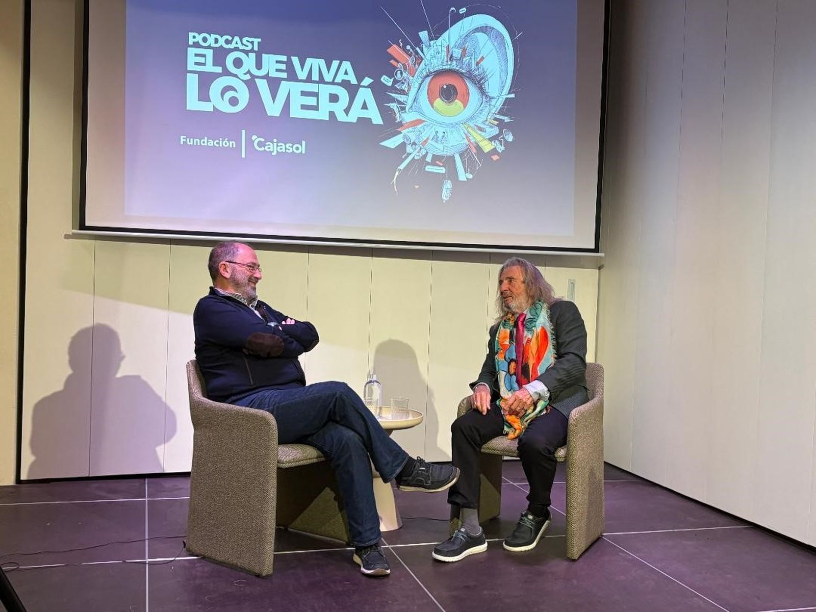El periodista Fernando Santiago y el artista Antonio Reguera, durante el primer pódcast ‘El que viva lo verá’, en la Fundación Cajasol.