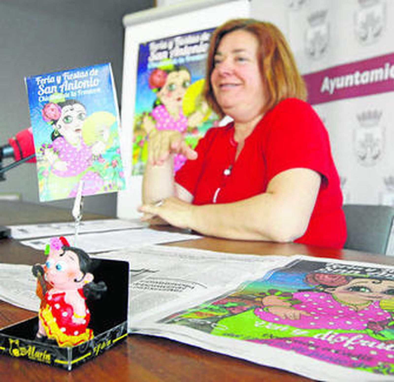 Verdier mostró el parecido entre la muñeca y el cartel durante su intervención.