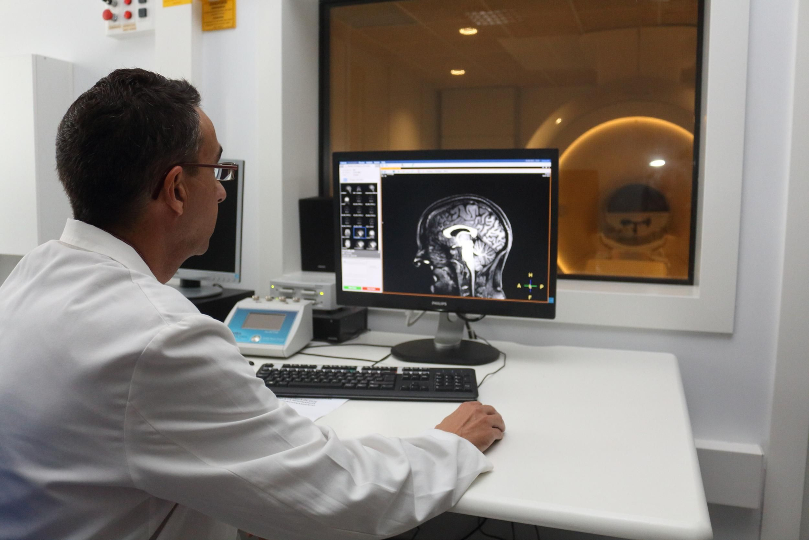 El rofesor José Luis Cantero en el Servicio Central de Investigación en Neuroimagen de la UPO.
