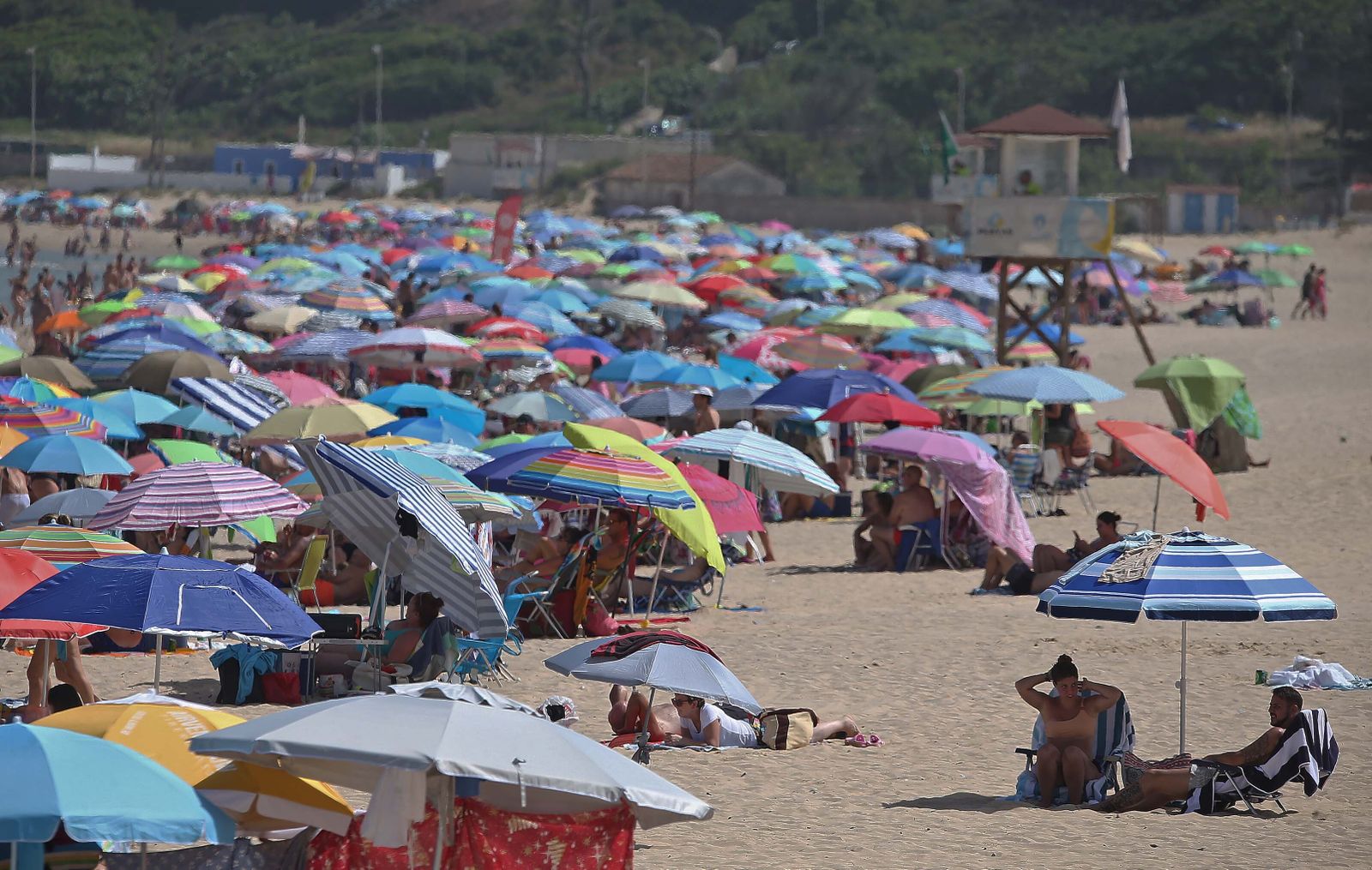 La playa de Getares abarrotada este domingo, en imágenes
