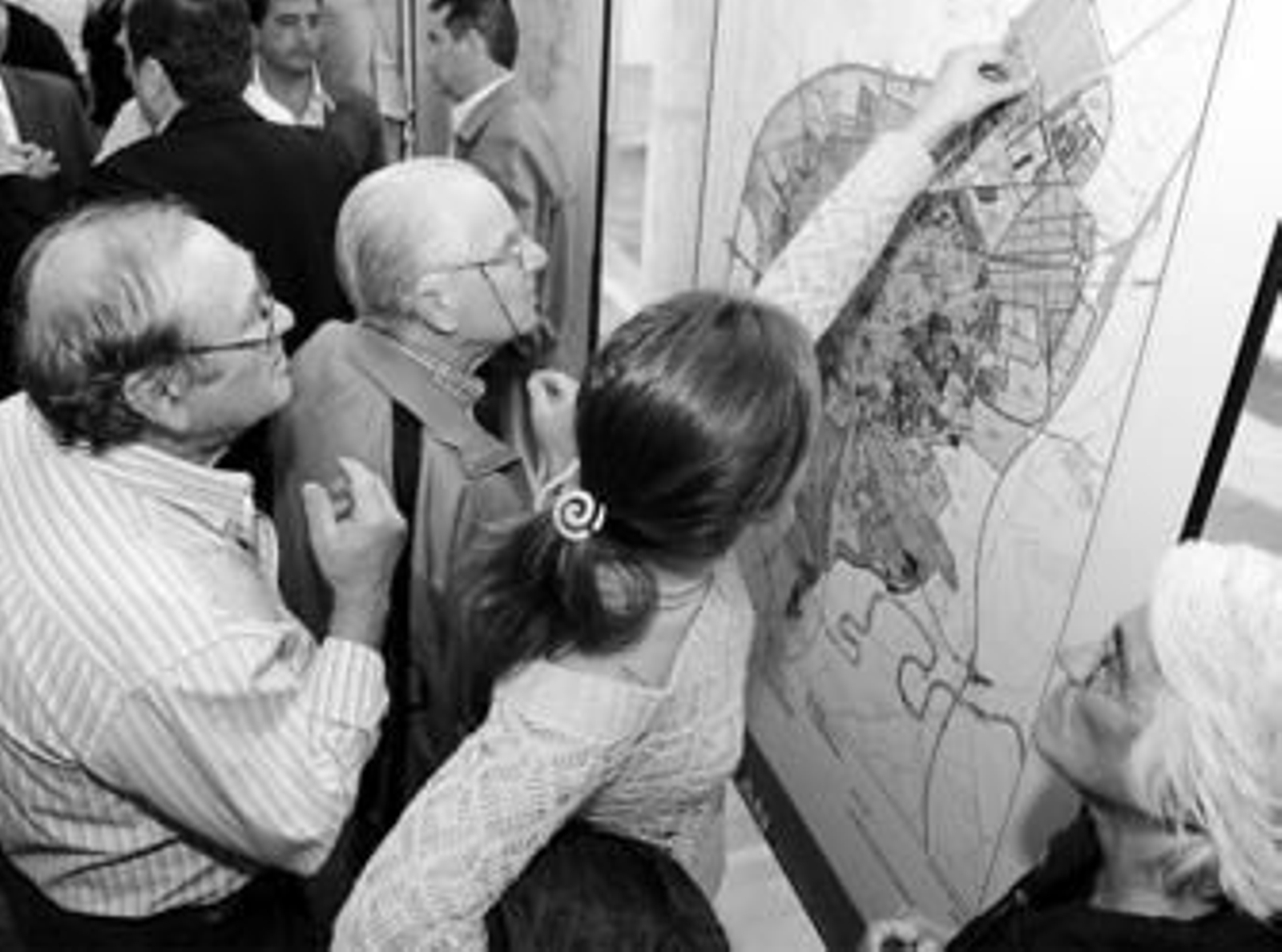 Visitantes en la pasada exposición pública del PGOU en el convento de San Agustín.