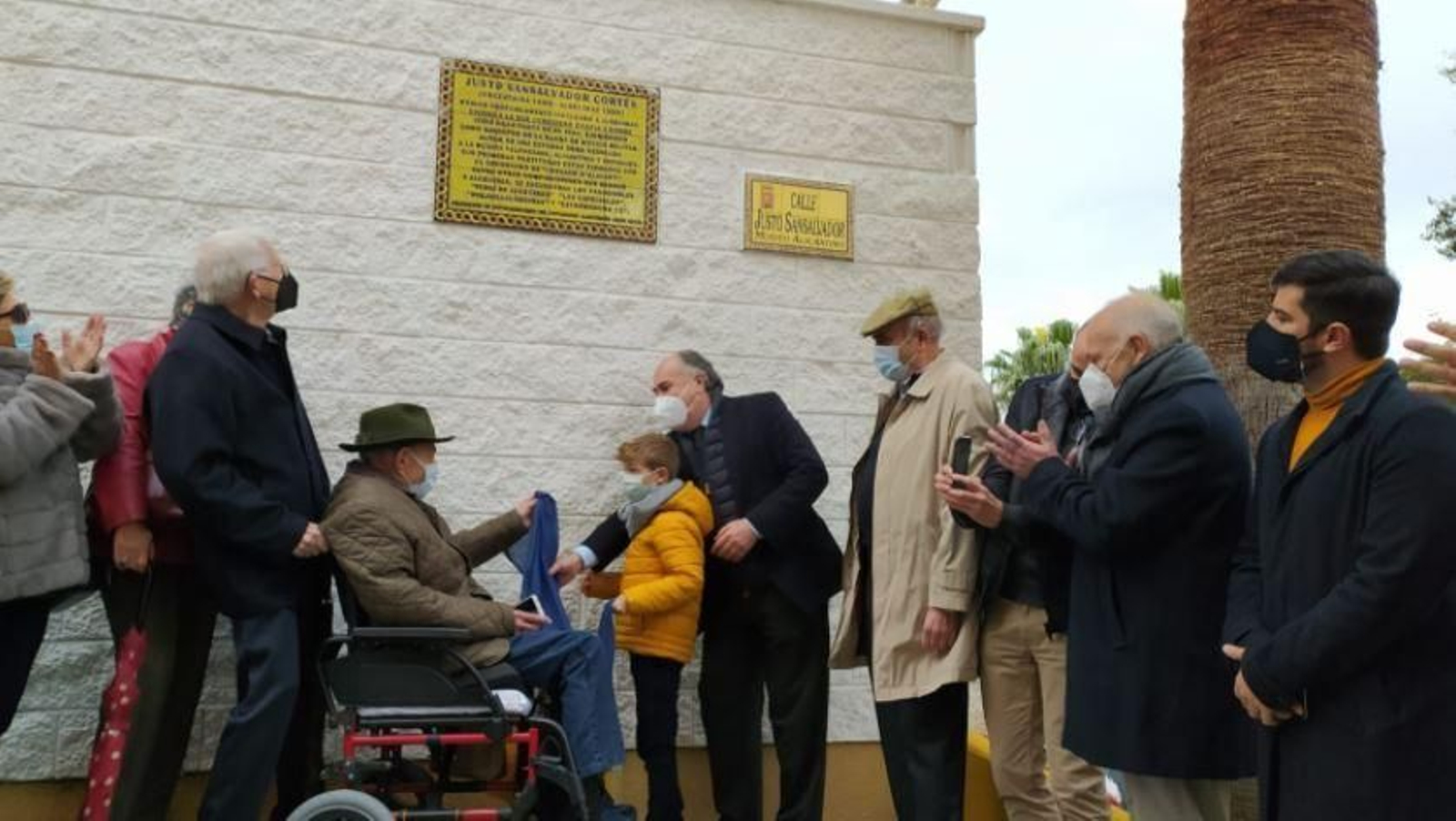 Un instante del descubrimiento de la placa de Justo Sansalvador.