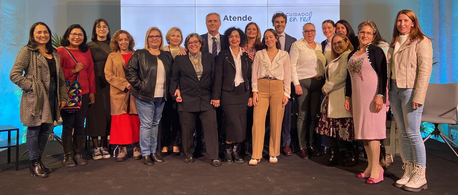 Cristóbal Valderas, presidente de Clece y filiales, y Alonso Montero, gerente de Servicios Sociales de Clece y filiales en Sevilla, junto a auxiliares de ayuda a domicilio.