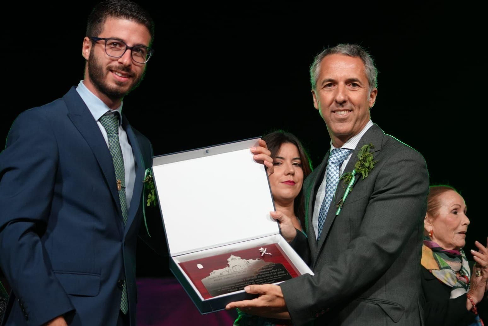 Francisco R. Pereira, presidente de la Cátedra, recibiendo la placa conmemorativa con la Yerbabuena de Plata  de manos de José Solano, alcalde de Las Cabezas.