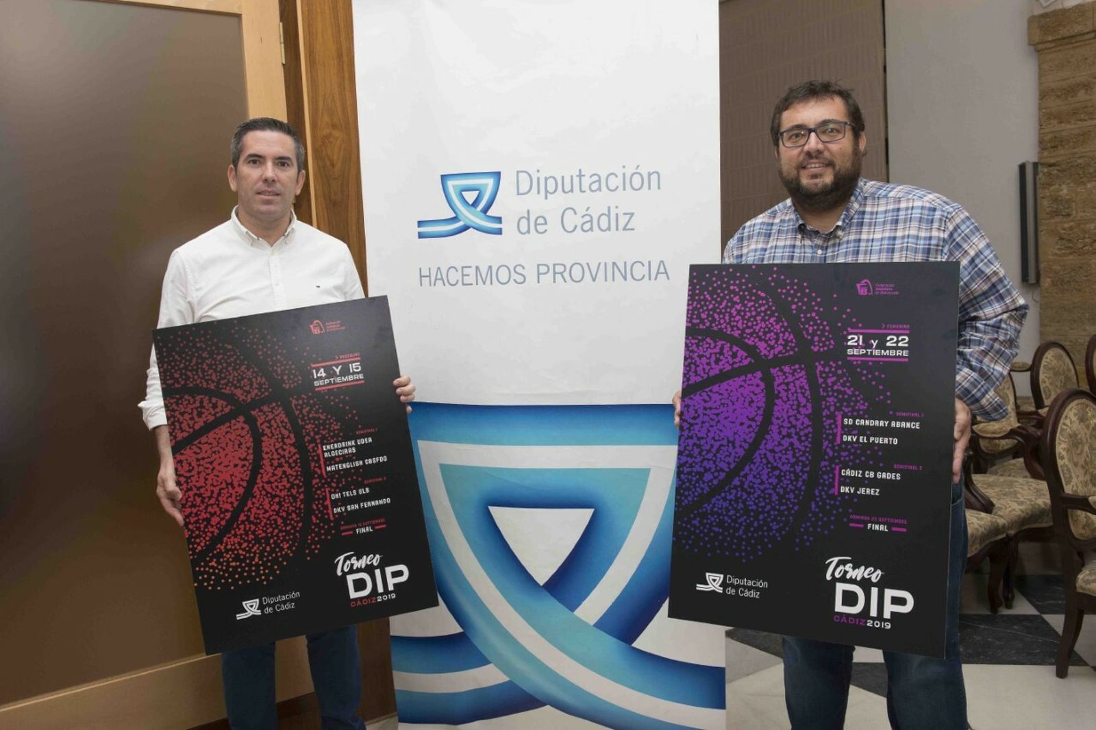 Adolfo Magrañal y Jaime Armario posan con los carteles de los dos torneos.