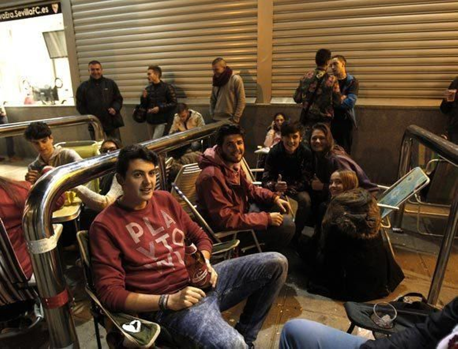 Protestas de aficionados que guardaron cola para nada