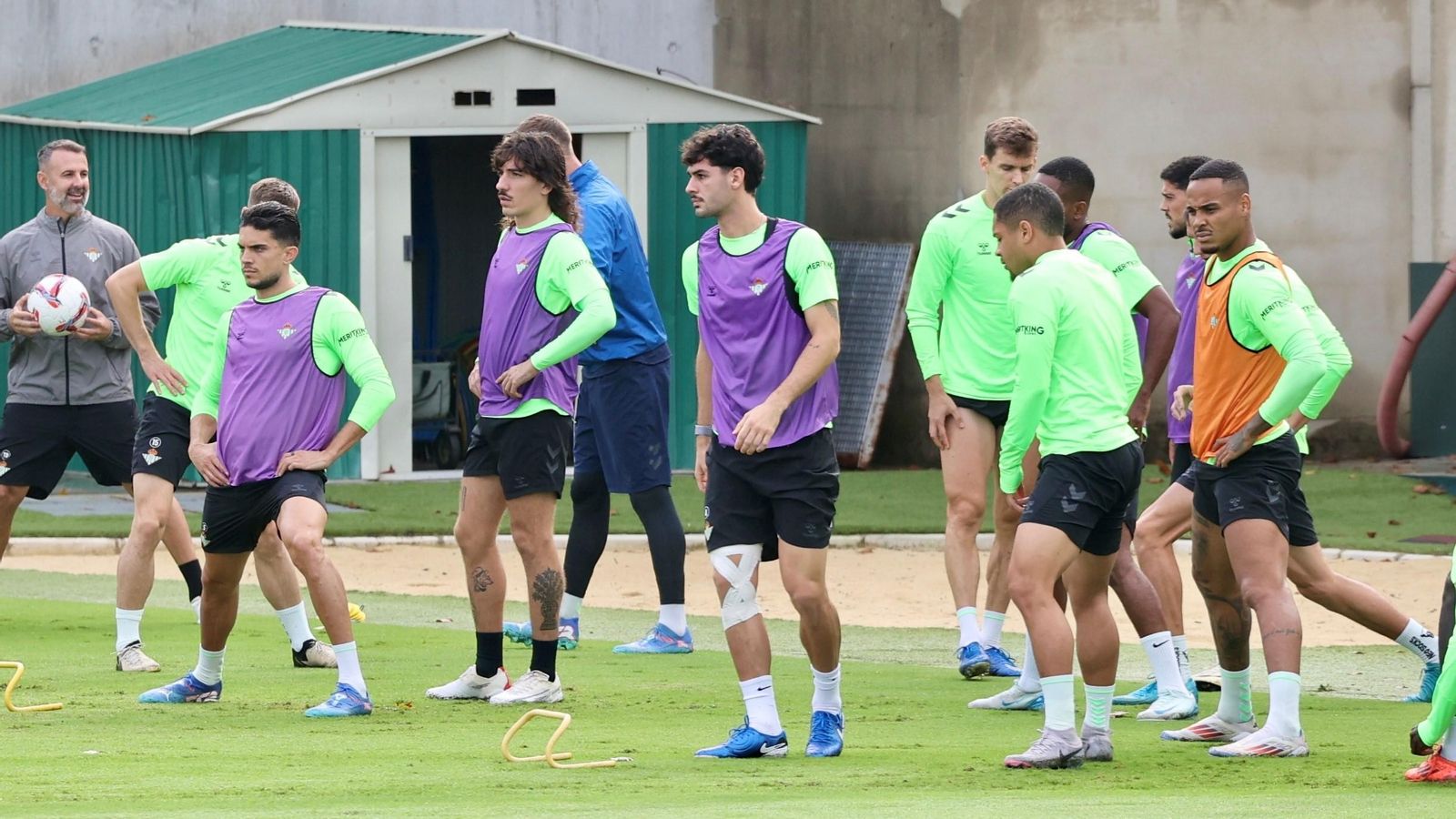 Bartra, Johnny y Llorente, éste al fondo, se ejercitan con otros compañeros en un entrenamiento reciente.