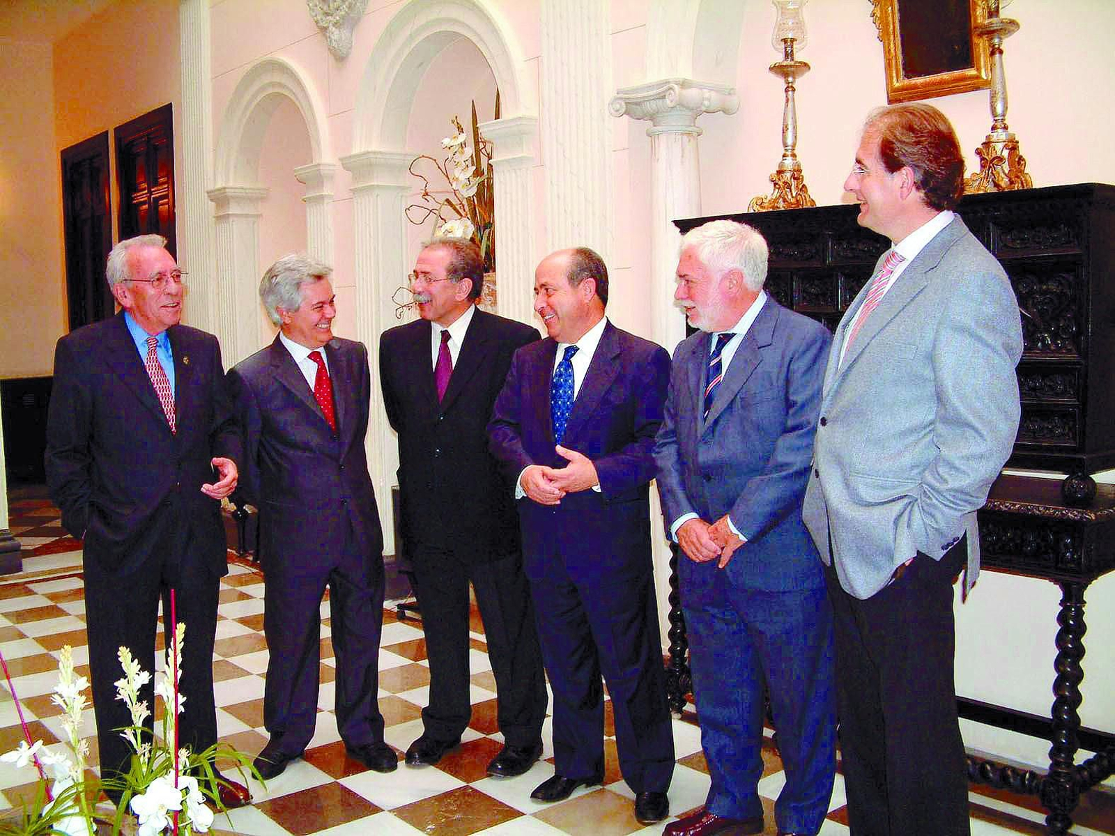 Antonio Camacho, primero por la izquierda, enun acto con el resto de alcaldes en un acto por los 30 años de la constitución de los ayuntamientos.