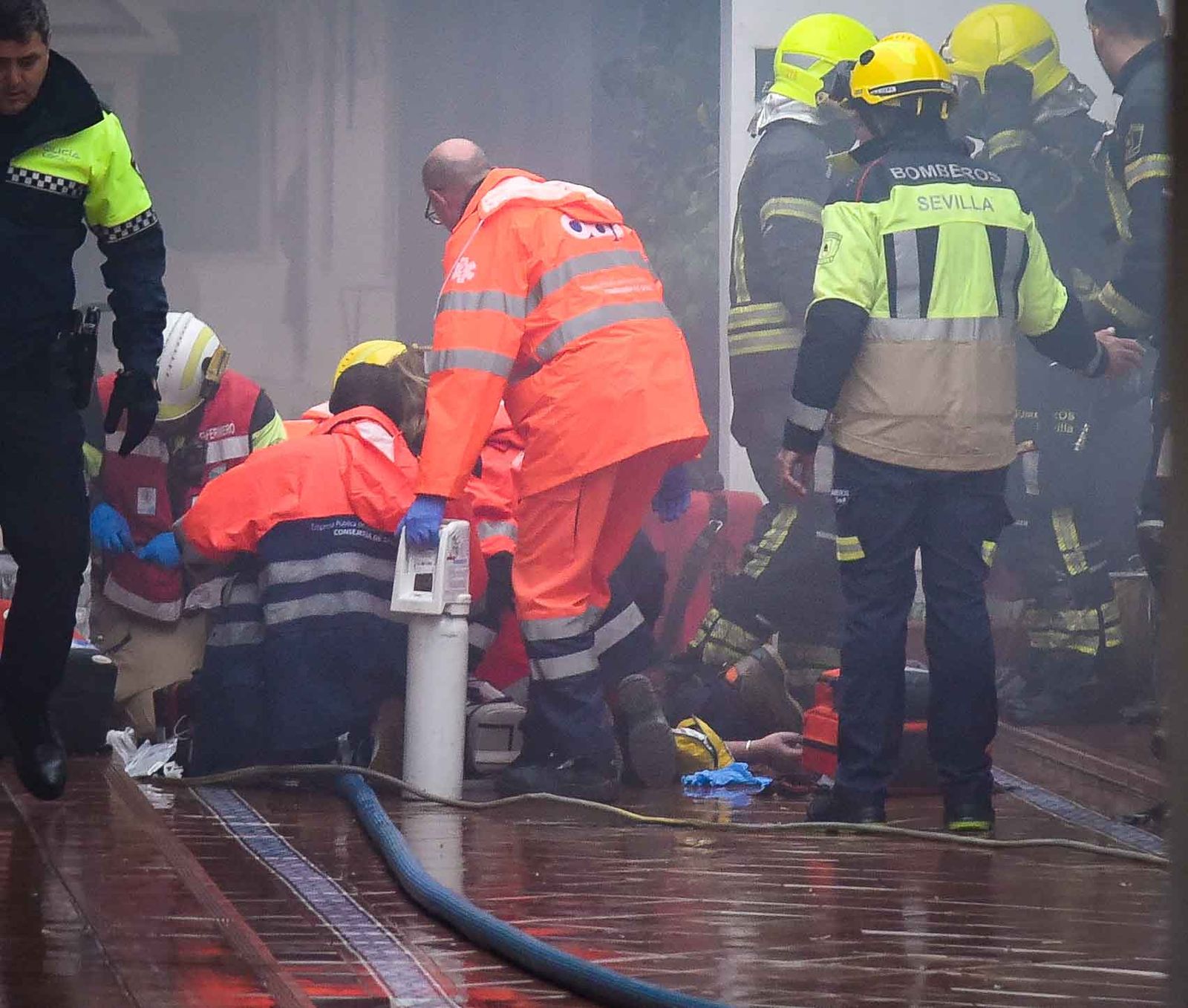 Un herido muy grave y varios desalojados en un incendio en Triana
