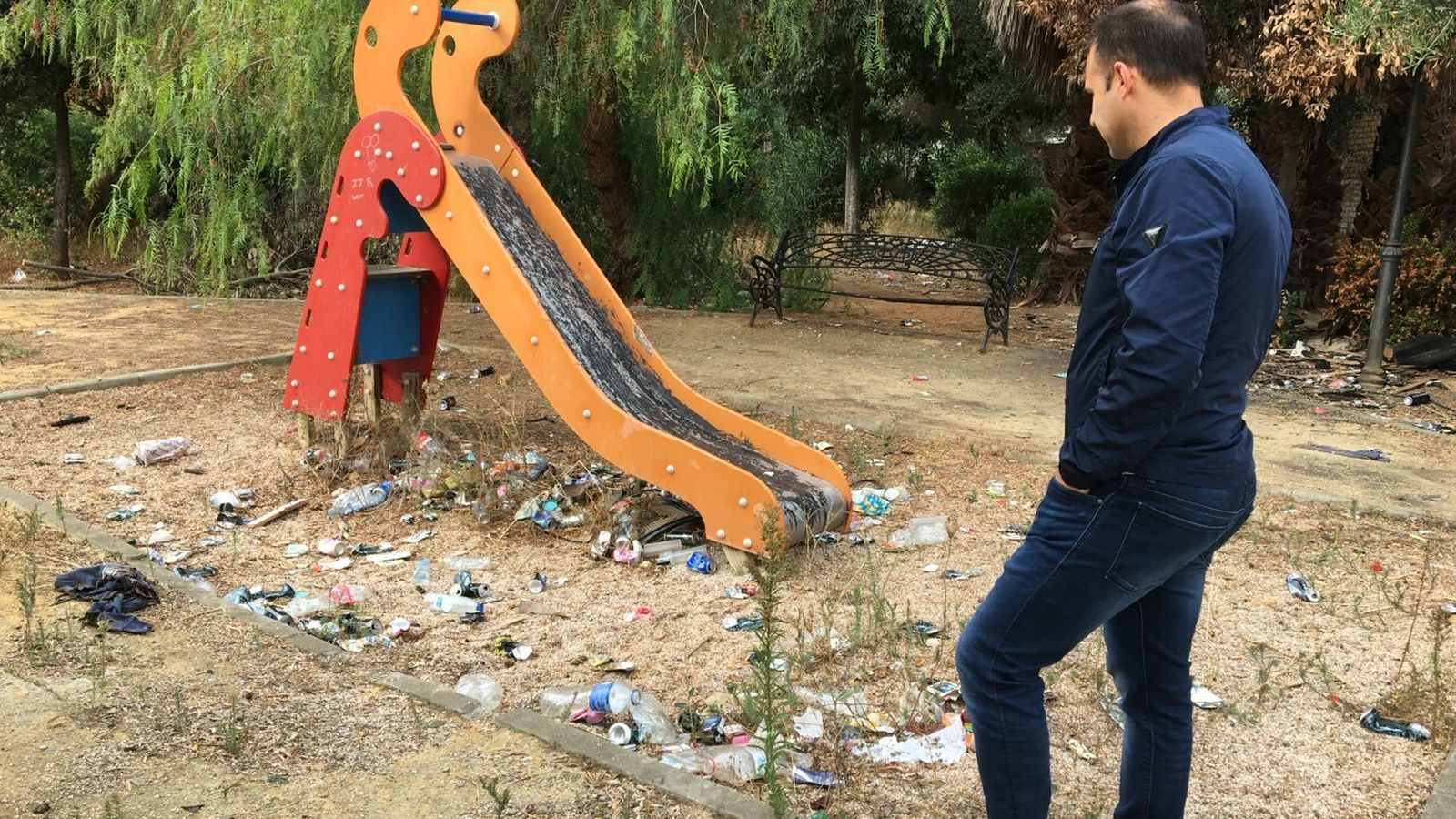 Basura acumulada en una zona infantil.
